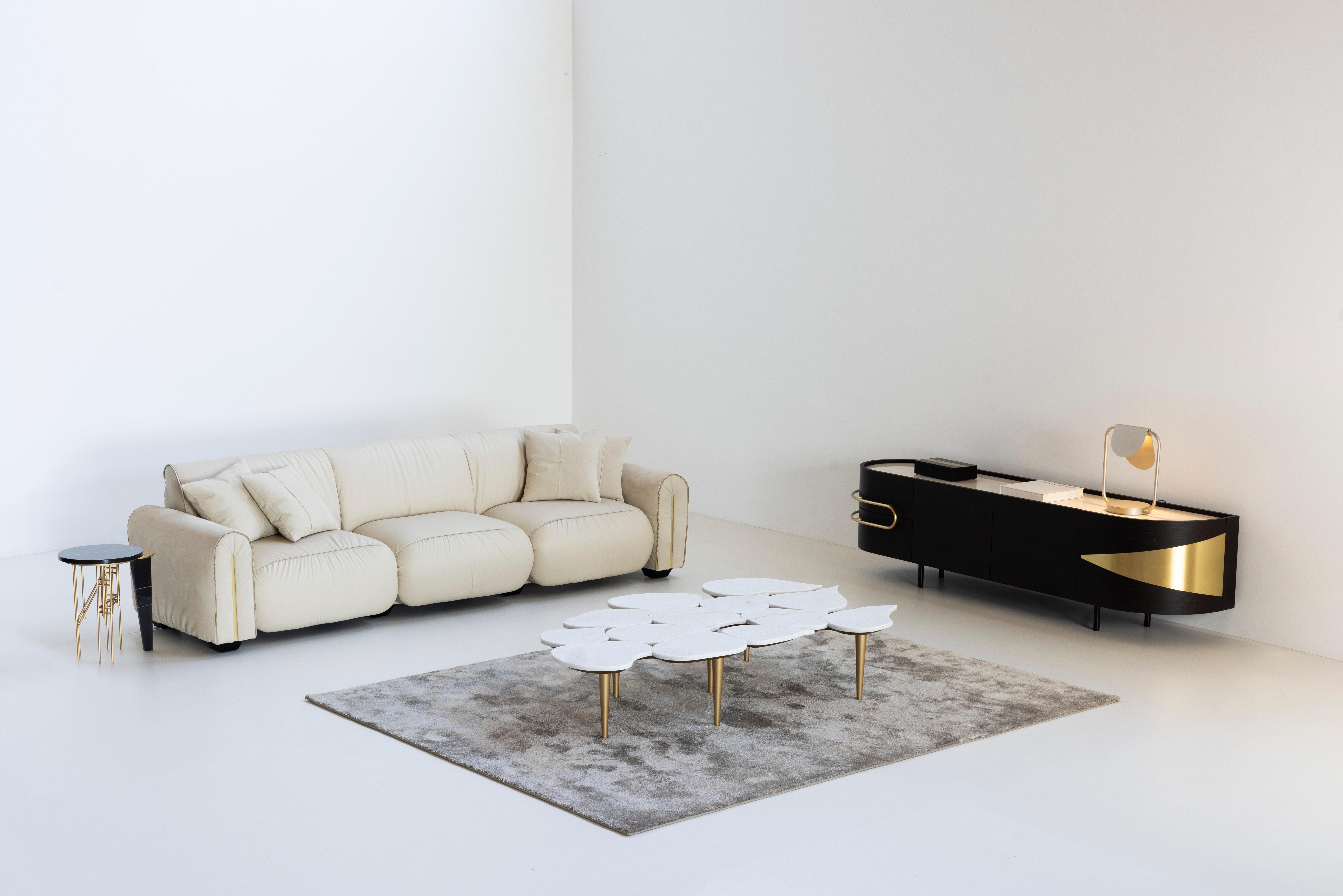 Sofá moderno de mediados de siglo Beijinho, chenilla, latón, hecho a mano por Greenapple en venta 7