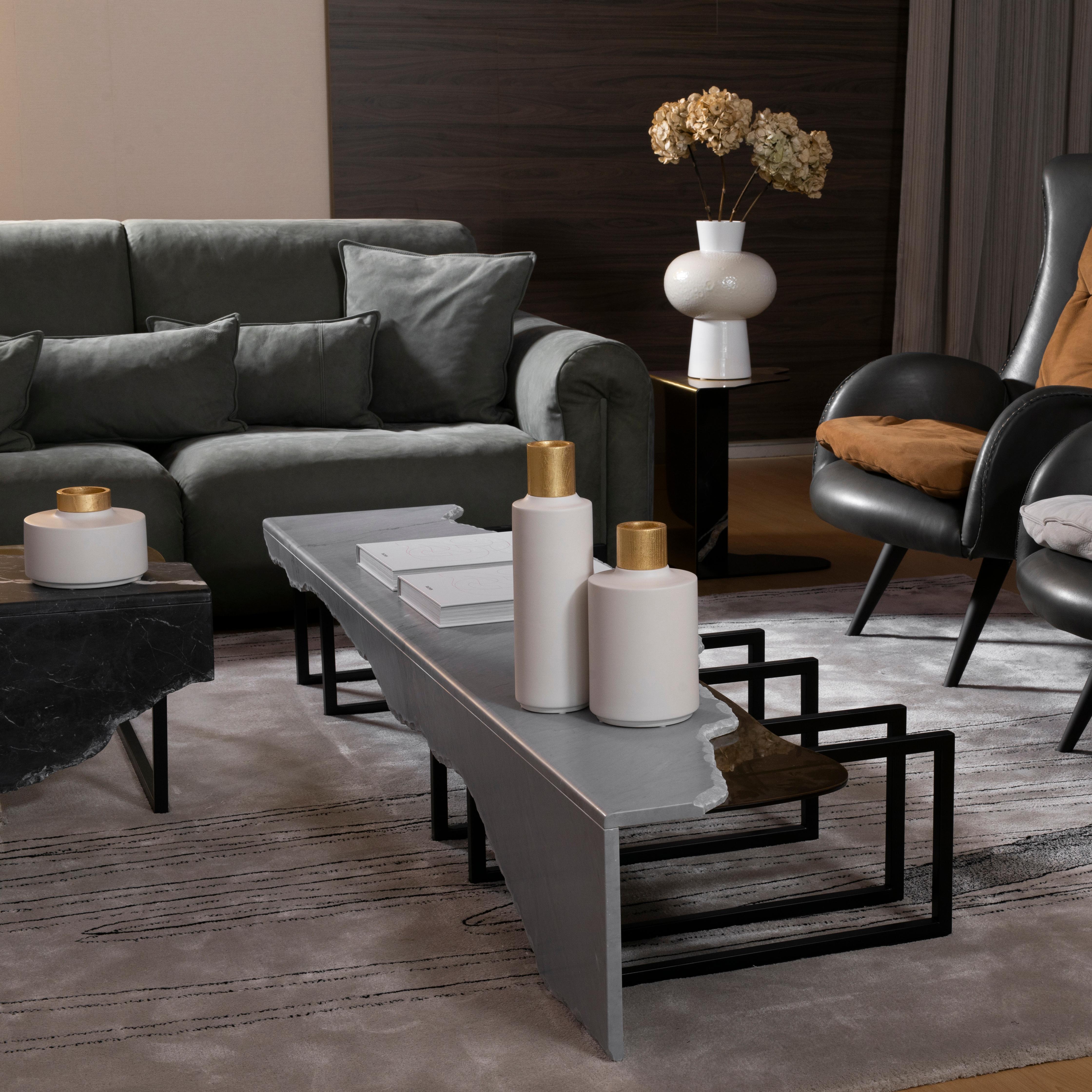 XXIe siècle et contemporain Canapé Beijinho moderne du milieu du siècle, Chenille, laiton, fabriqué à la main par Greenapple en vente