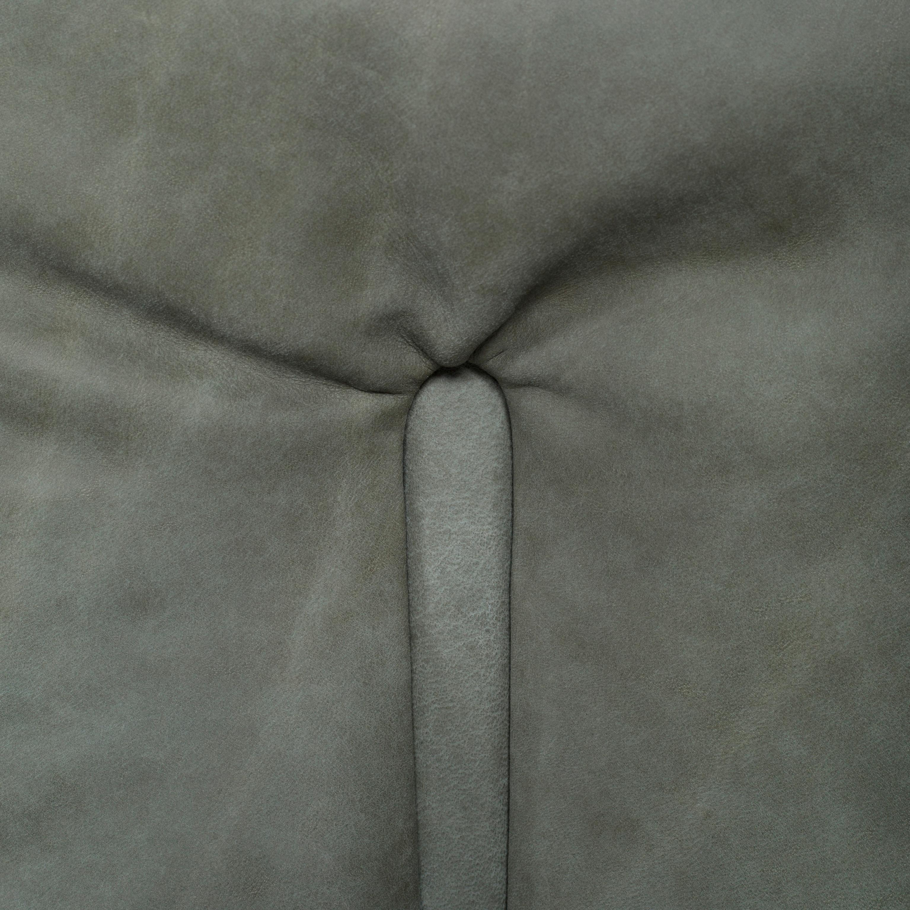 XXIe siècle et contemporain Canapé Beijinho moderne du milieu du siècle, cuir vert olive, fabriqué à la main par Greenapple en vente