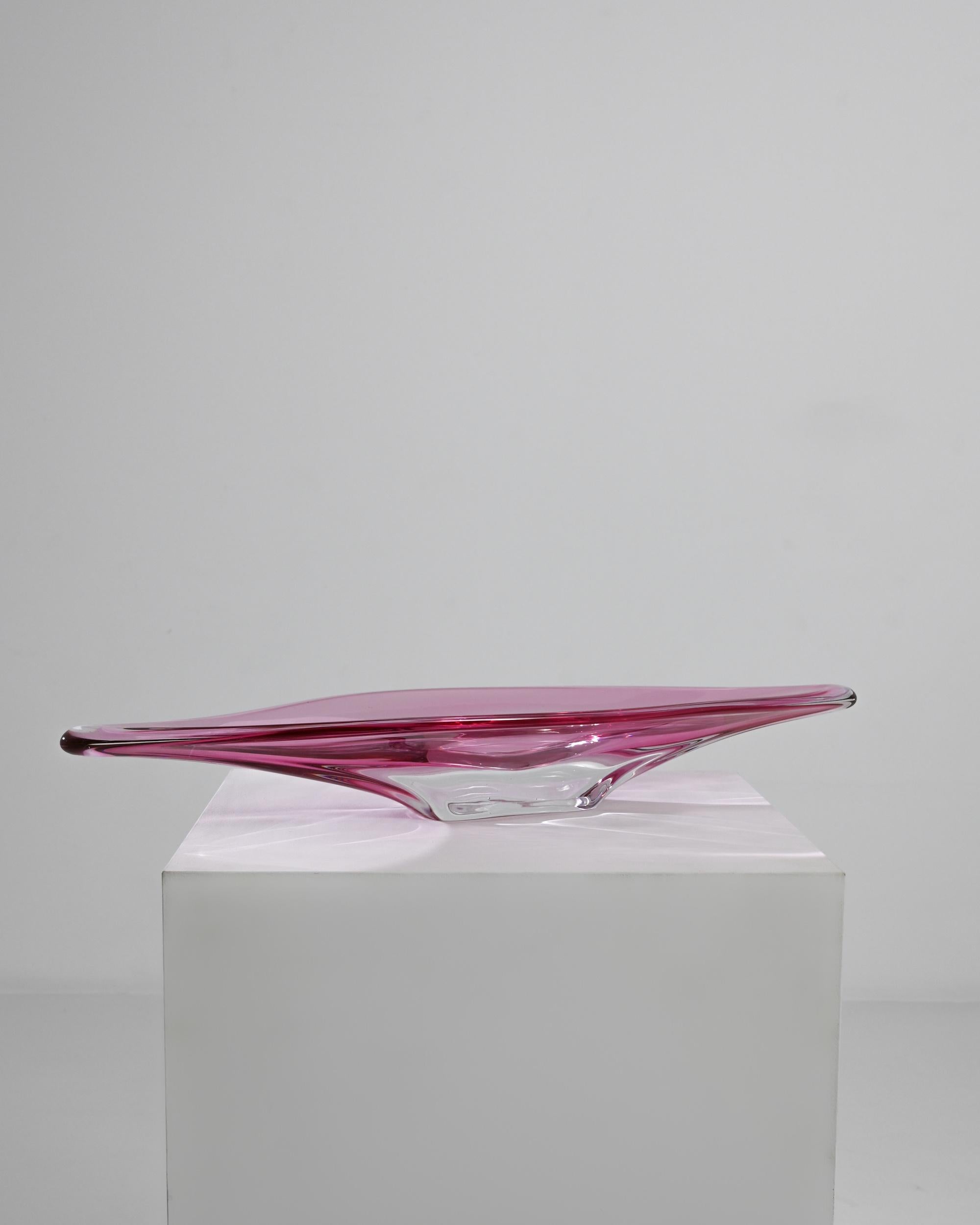 The liquid lines of this glass plateau make for an elegant decorative accent. Made in Belgium in the 20th Century, the mastery required to make this artisan glasswork is visible in the elongated symmetry of the form and the skillful color gradient,