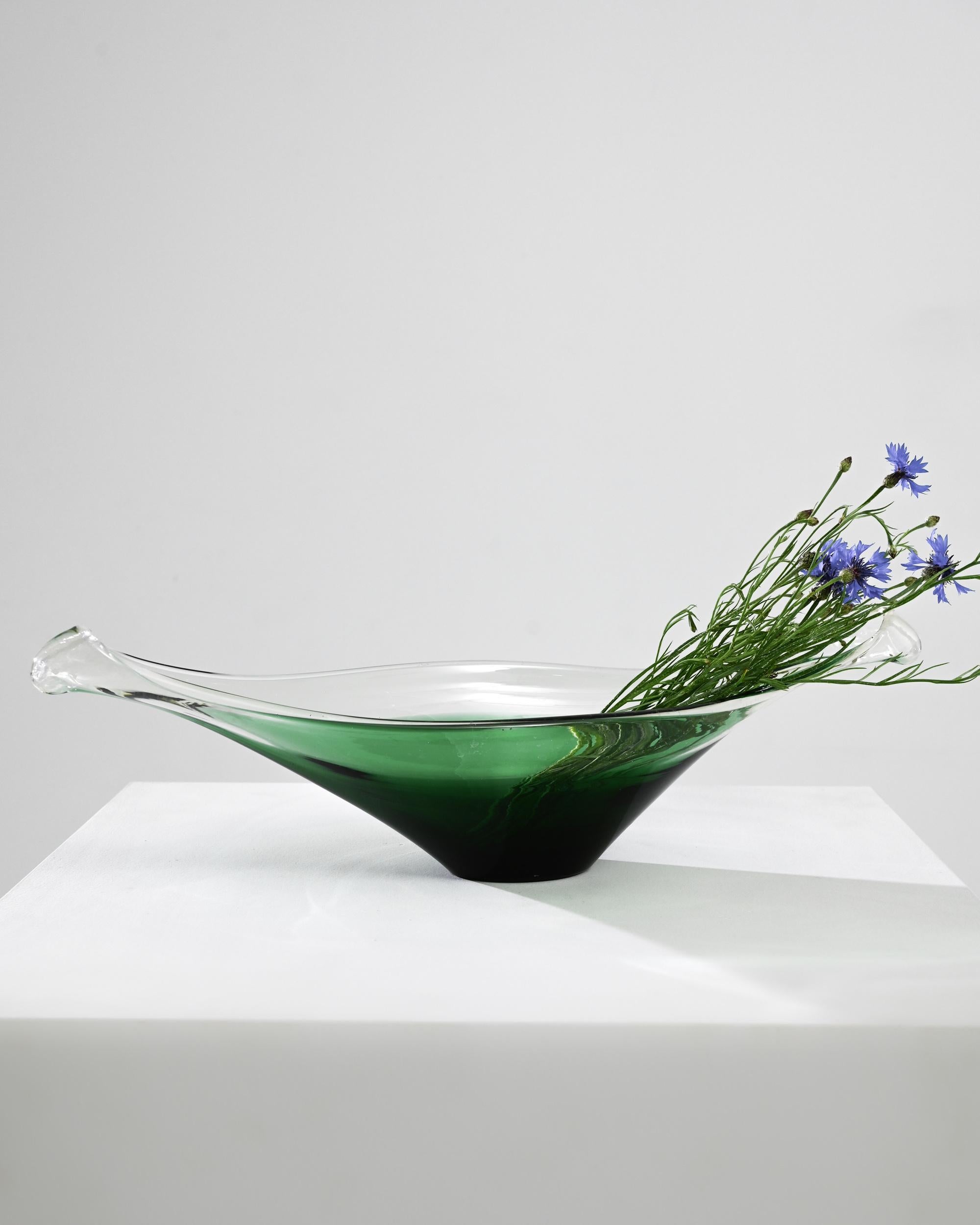 The liquid lines of this glass plateau make for an elegant decorative accent. Made in Belgium in the 20th Century, the mastery required to make this artisan glasswork is visible in the elongated symmetry of the form and the skillful color gradient,