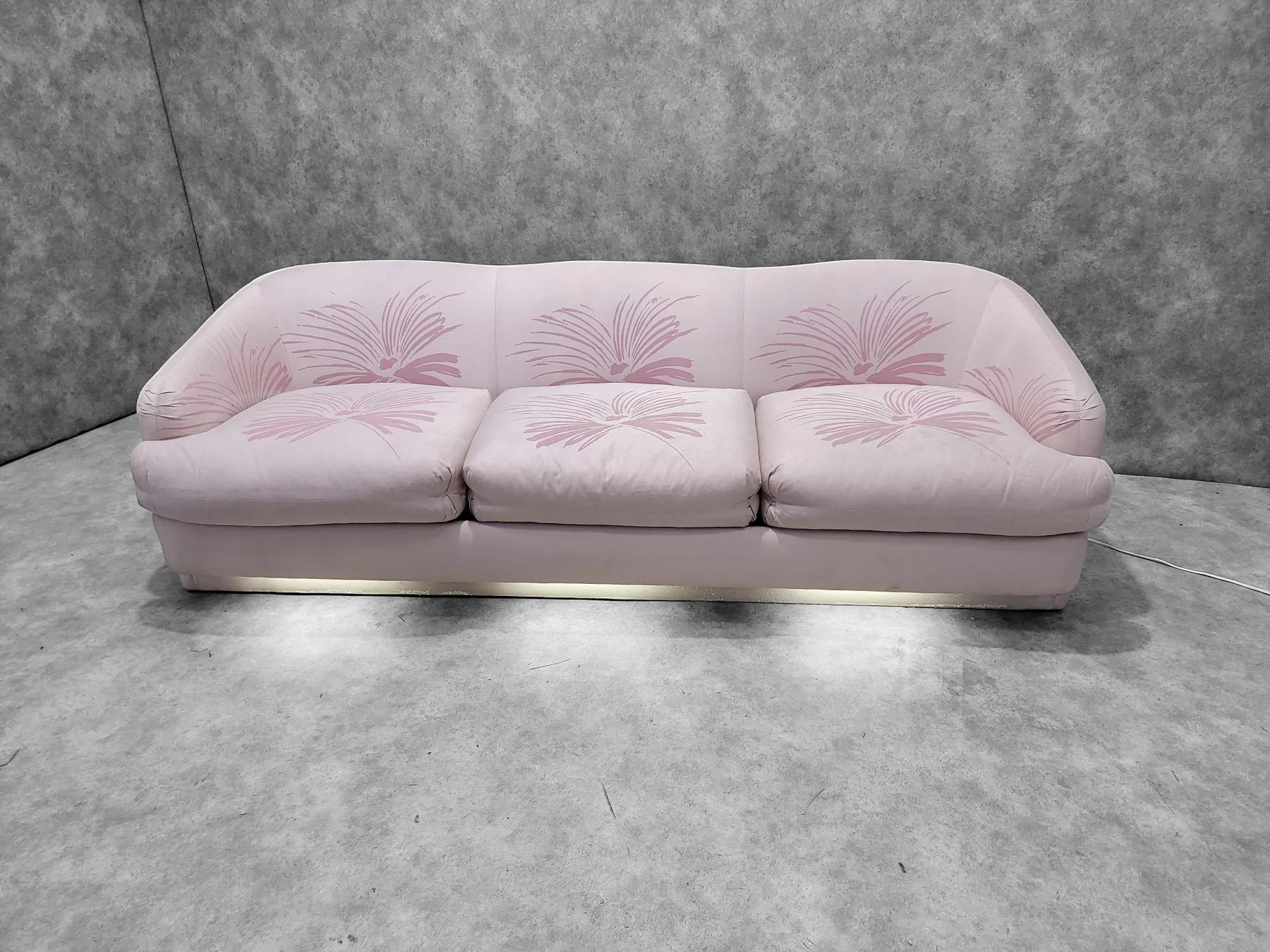 Ce canapé vintage curviligne de style Bellini fabriqué par Prelude Co. conserve sa tapisserie d'époque. Ajoutez un éclairage doux à votre espace grâce à l'éclairage intégré dans la base de cette pièce. 

