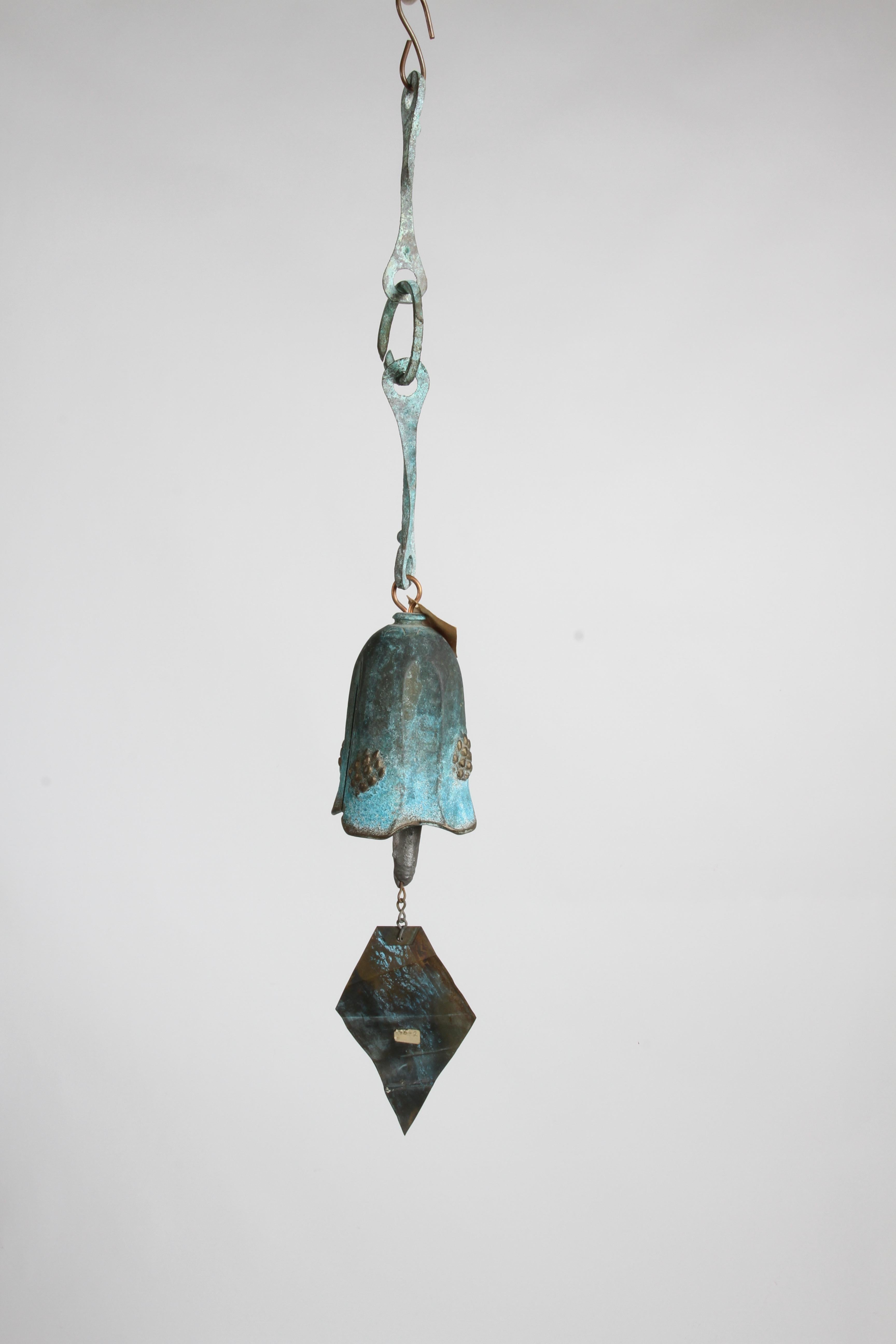 Carillon ou cloche à vent sculpturale en bronze coulé avec une belle patine par 