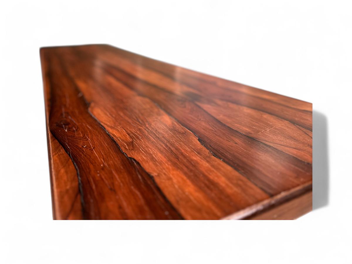 The Cíntia bench was created in 1964 by the renowned Brazilian designer and architect, Sergio Rodrigues. The bench’s beautiful design is made with Brazilian rosewood (also known as jacaranda) and perfectly demonstrates Sergio Rodrigues’ unique and