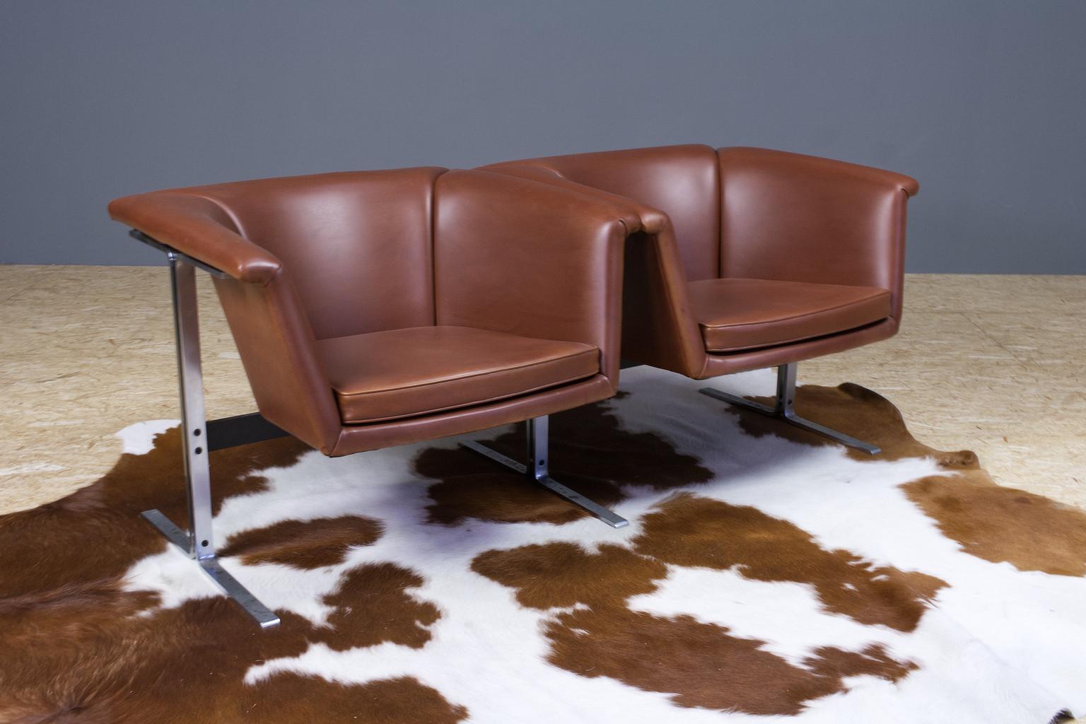 This Geoffrey Harcourt bench or sofa, model 042 by Artifort Holland, has a frame of heavy, flat bar steel which supports the brown / cognac coloured faux leather upholstered seats. Harcourt designed these Mid-Century Modern items in 1963. The sofa