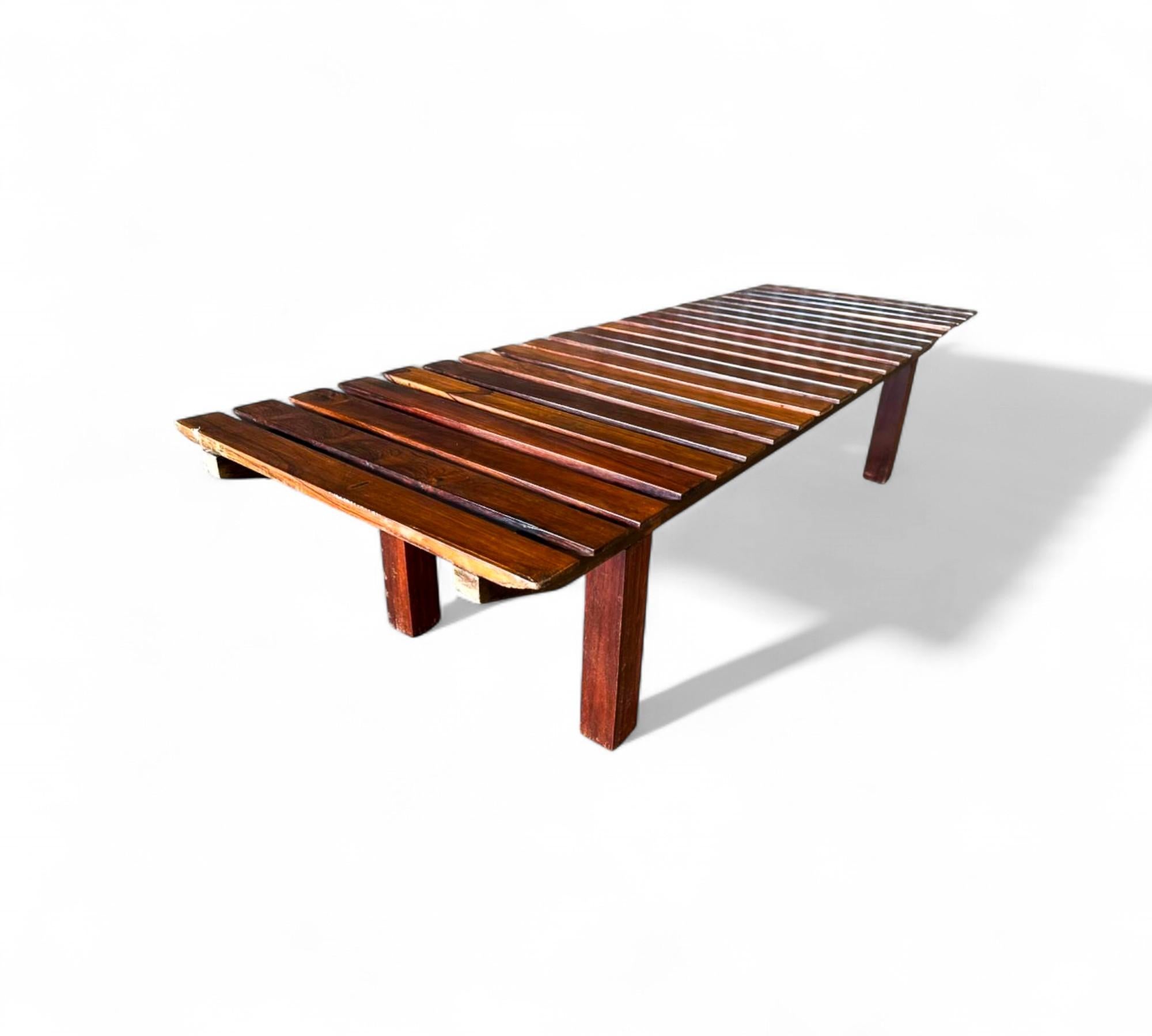 Banco moderno de mediados de siglo en madera dura, Desconocido Años 60 en Bueno estado para la venta en New York, NY