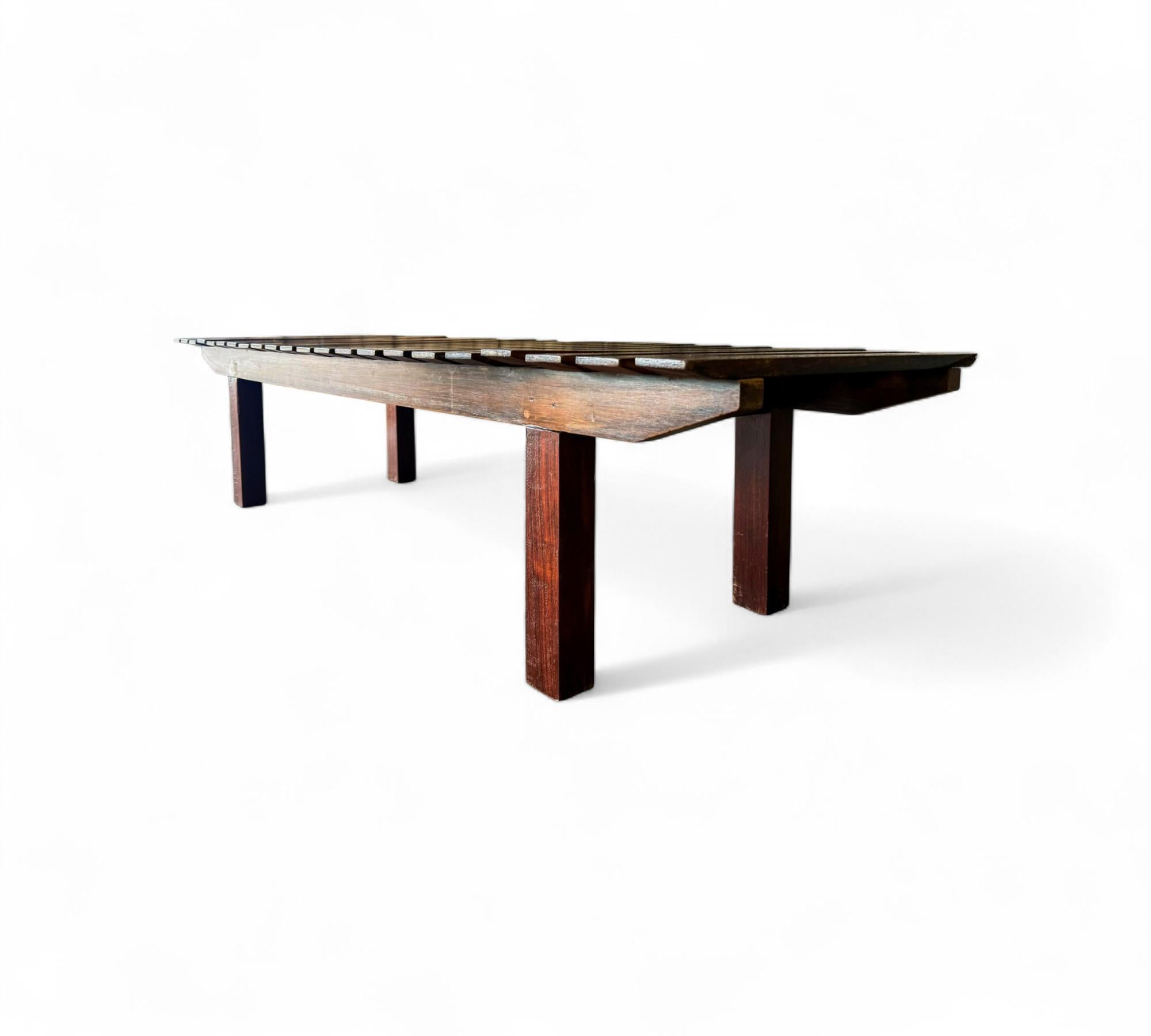 Banco moderno de mediados de siglo en madera dura, Desconocido Años 60 en venta 1