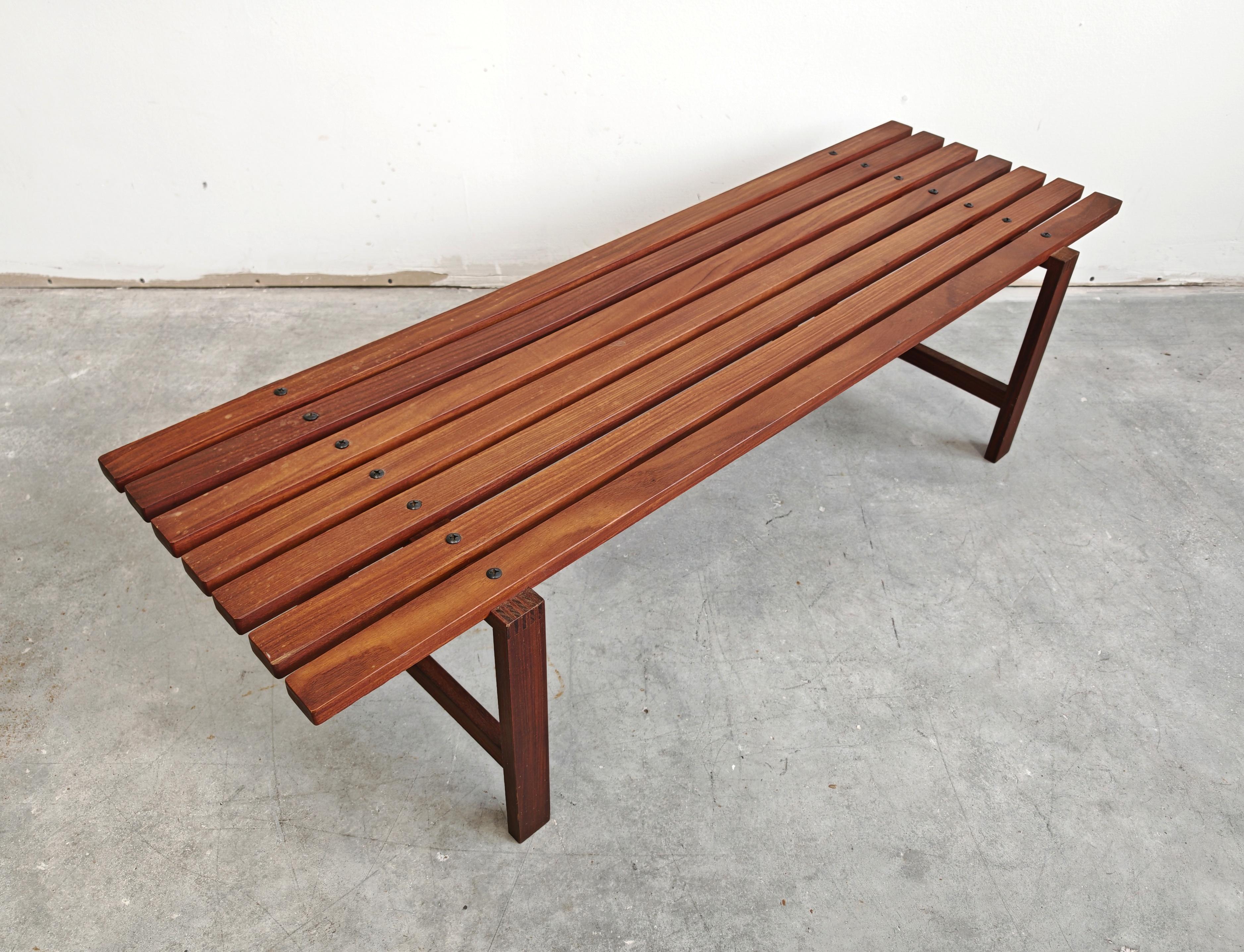 Panchina moderna del Mid Century in teak massiccio, Danimarca anni '60 in vendita 4