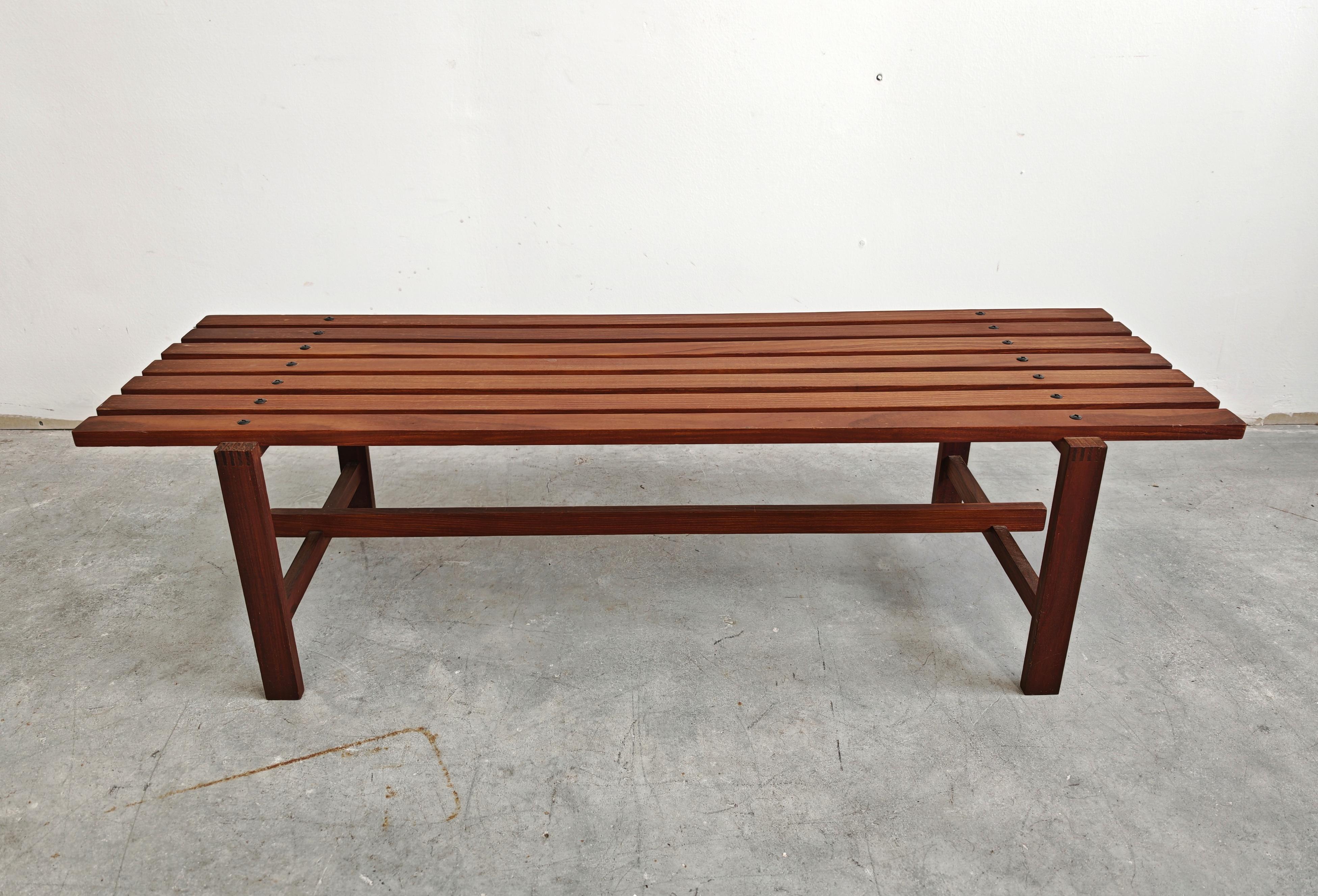 In questa inserzione troverai una splendida panca del Mid Century Modern realizzata in teak massiccio. Il suo design minimale, ma molto caldo, si adatta perfettamente a vari stili, come il Mid Century, il Modern Scandinavian e il lusso. Il posto