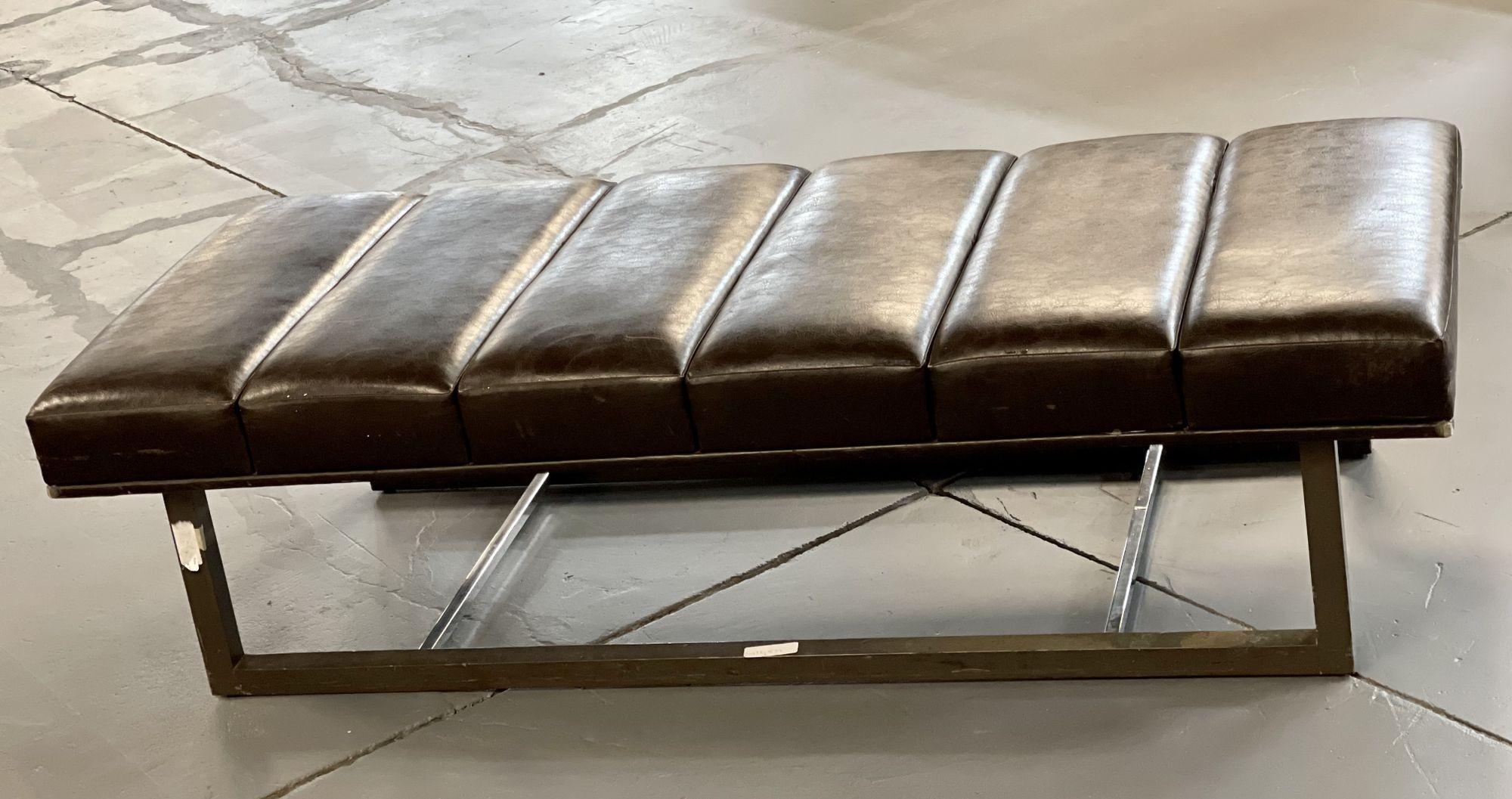 Banc / Pouf moderne du milieu du siècle dernier, cuir, acier Bon état - En vente à Stamford, CT