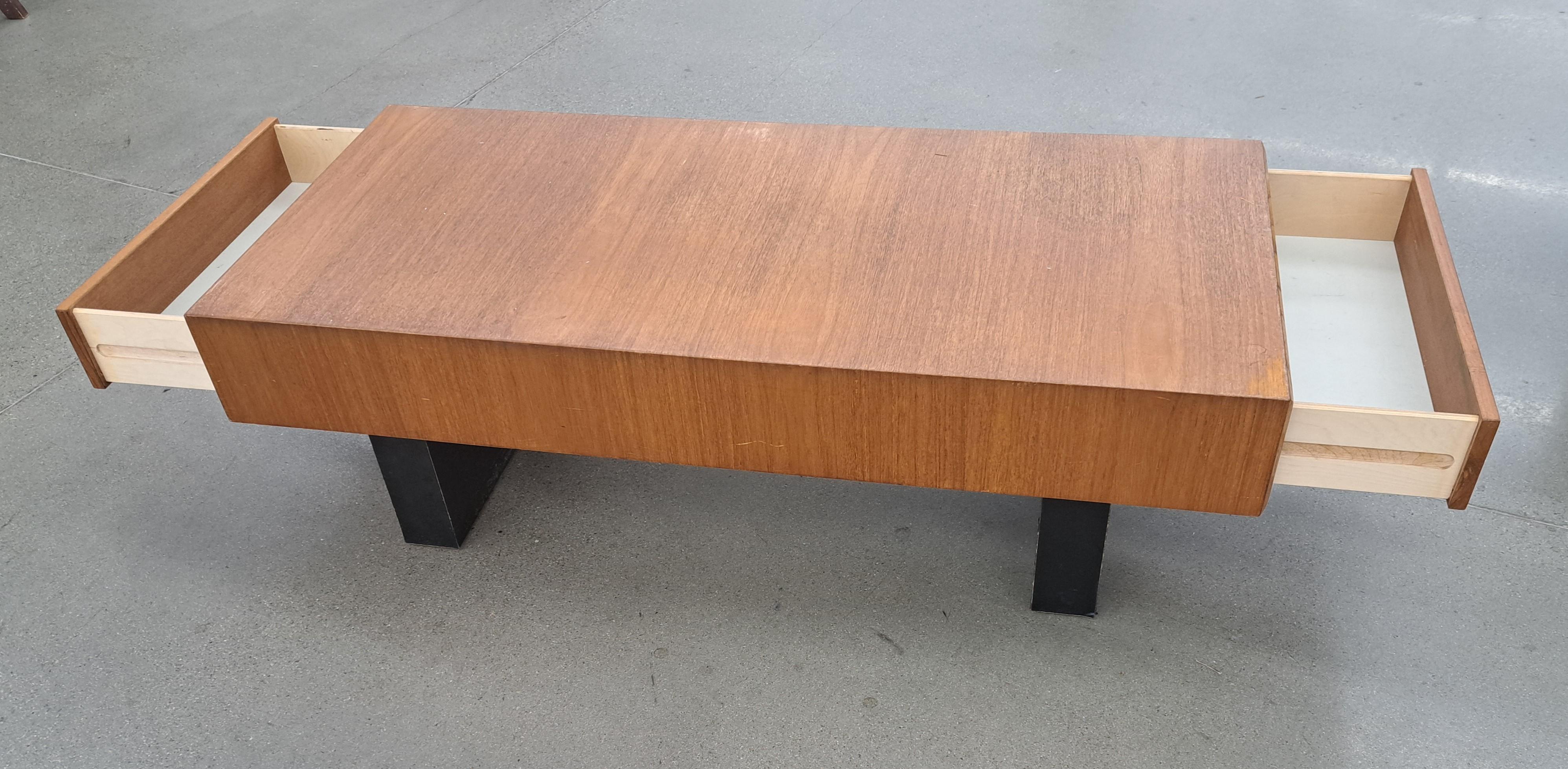 Table basse en teck moderne danois du milieu du siècle. La table possède deux tiroirs, un à chaque extrémité. Plateau en teck et base noire. Attribué à Clausen and Sons.