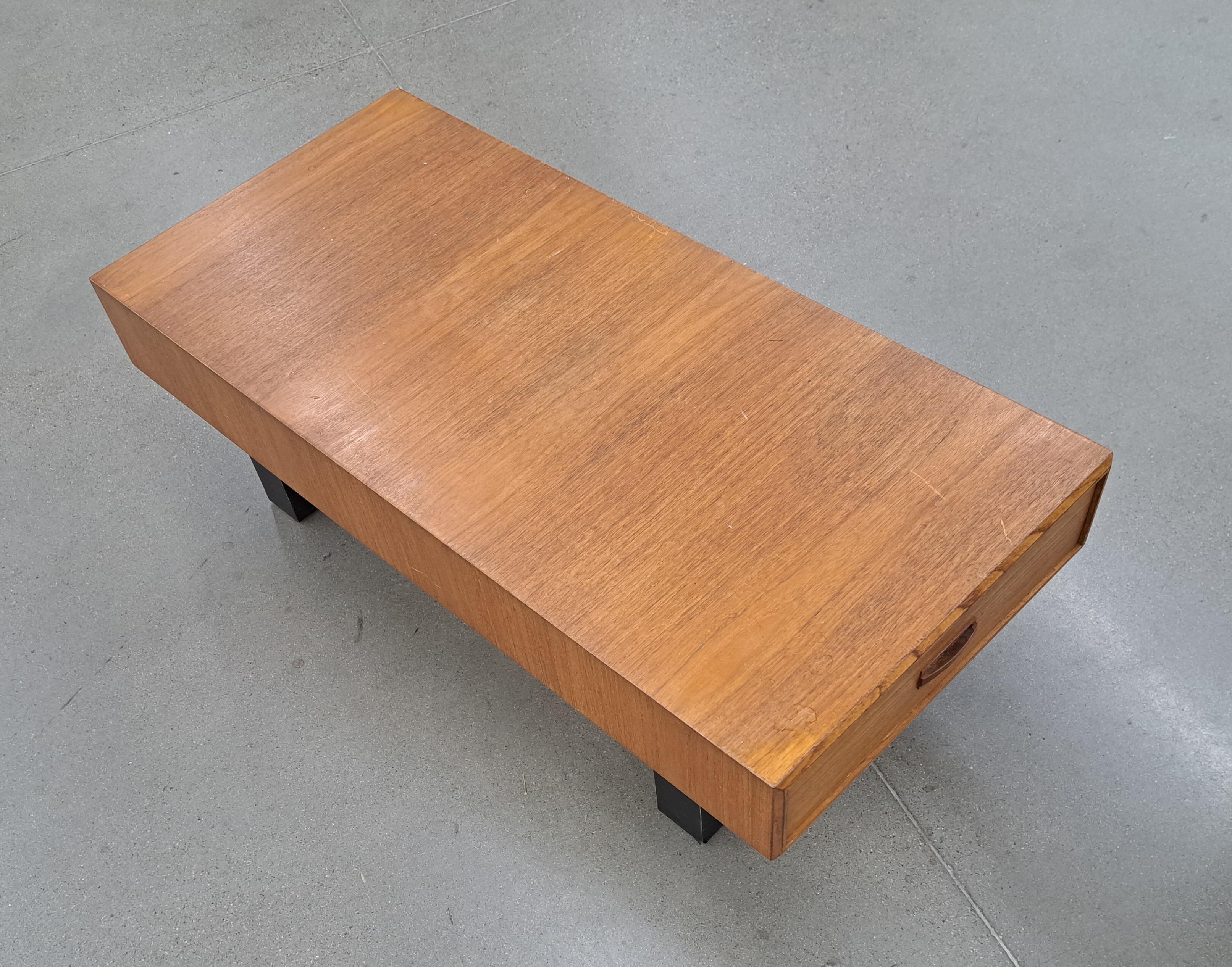 Mid-Century Modern Table basse moderne du milieu du siècle dernier en teck avec tiroirs en vente