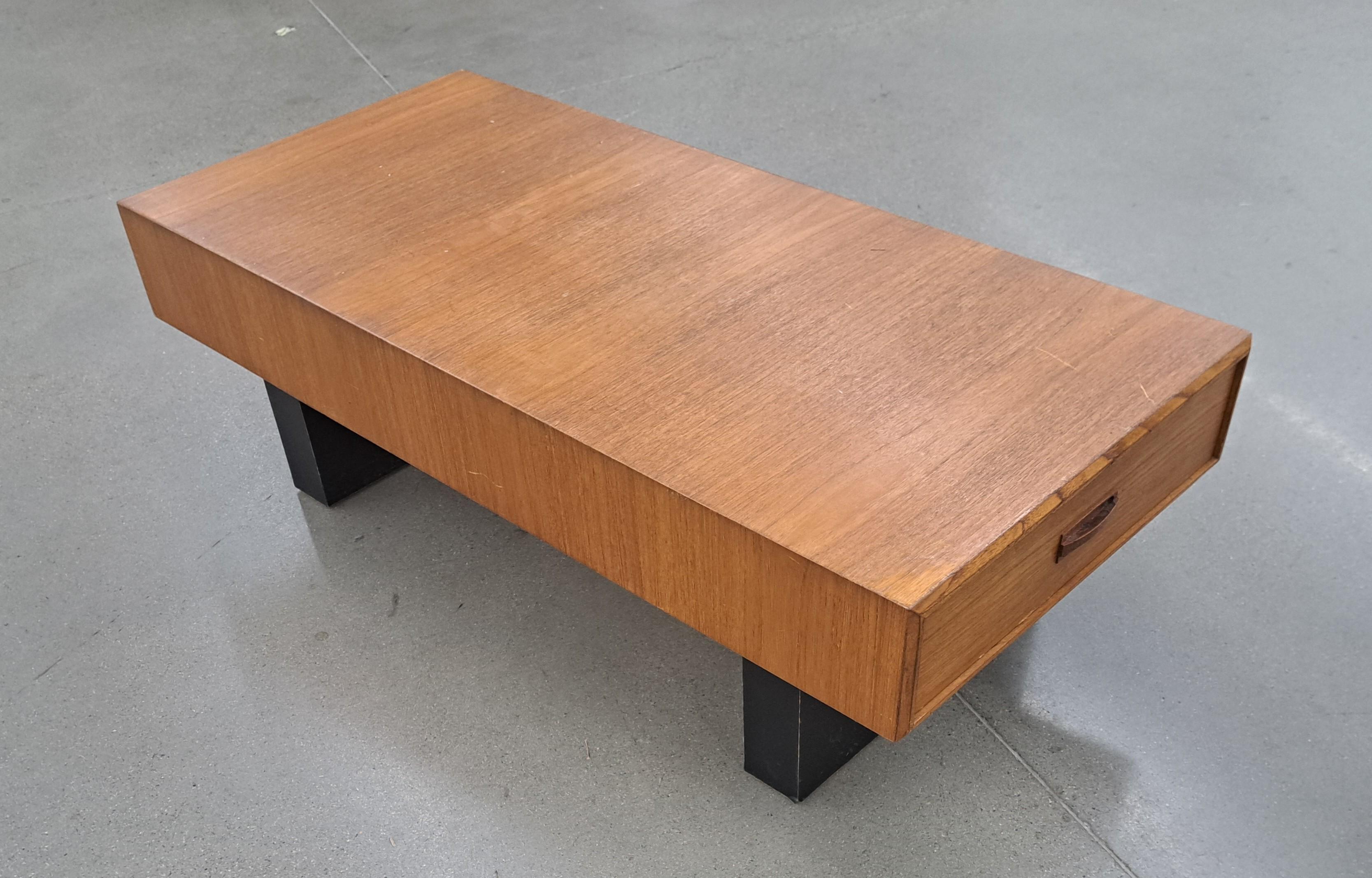 Danois Table basse moderne du milieu du siècle dernier en teck avec tiroirs en vente