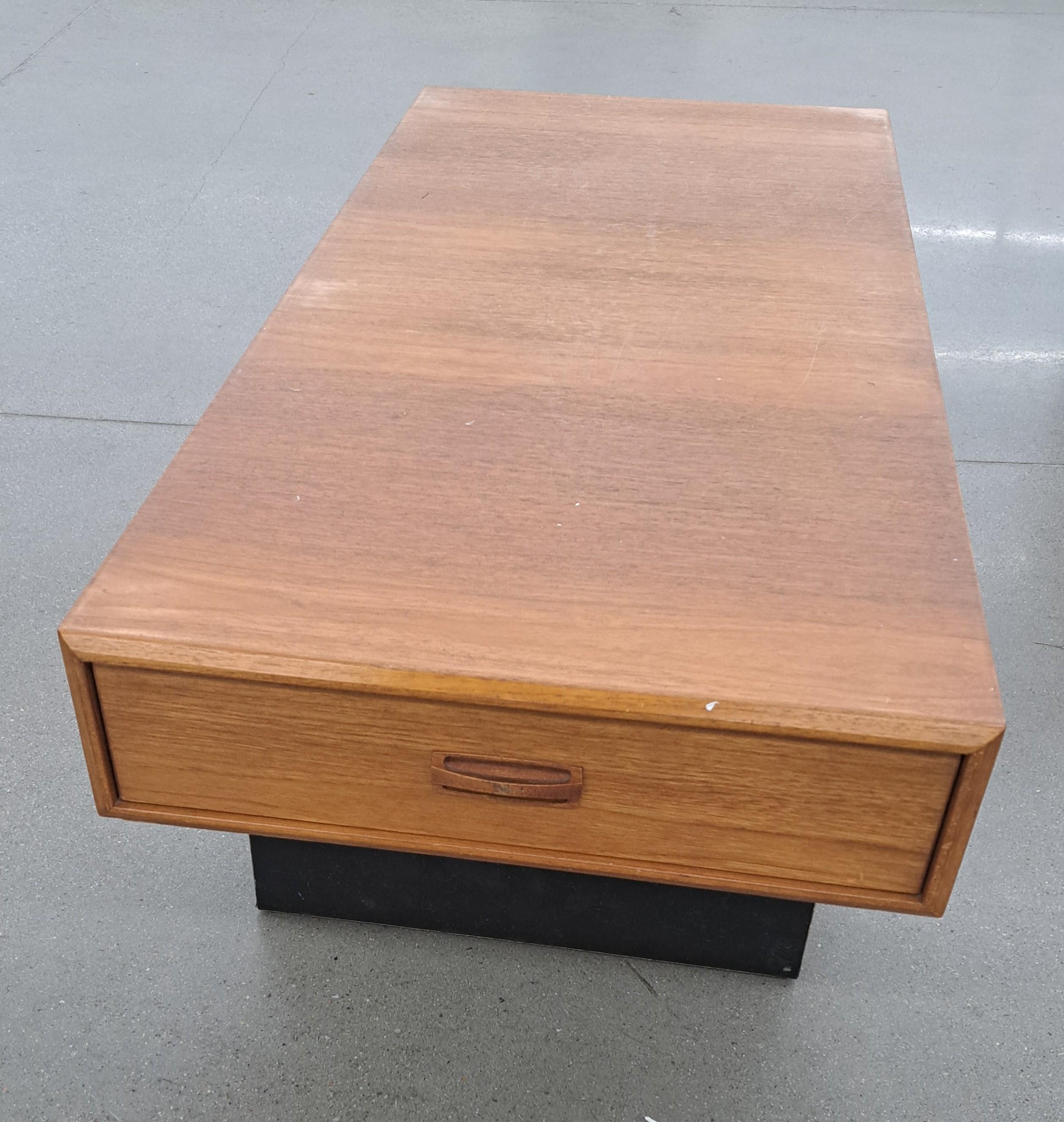 Table basse moderne du milieu du siècle dernier en teck avec tiroirs Bon état - En vente à East Freetown, MA