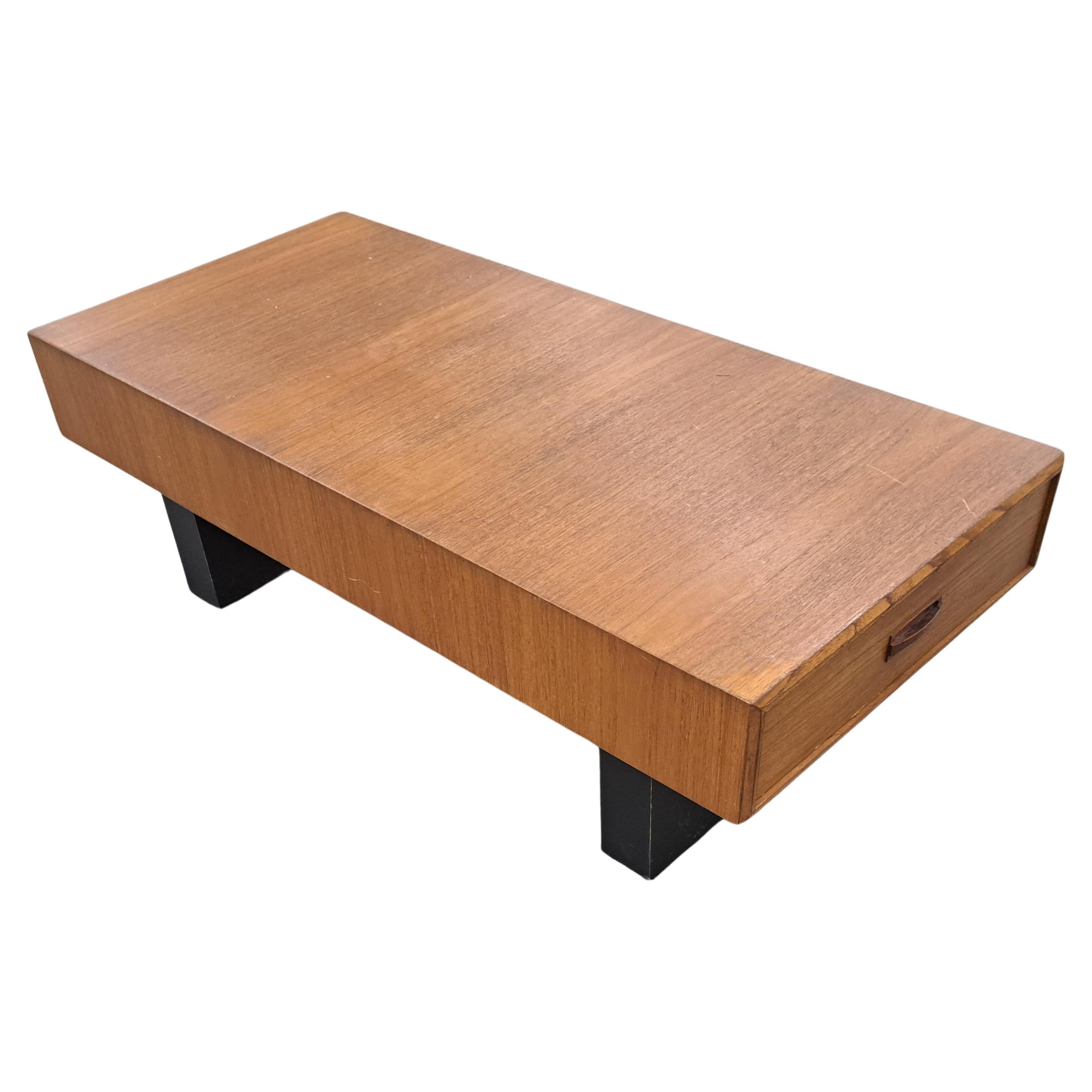Mid Century Modern Bench Style Teak Couchtisch mit Schubladen