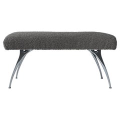 Banc moderne du milieu du siècle tapissé de tissu bouclé