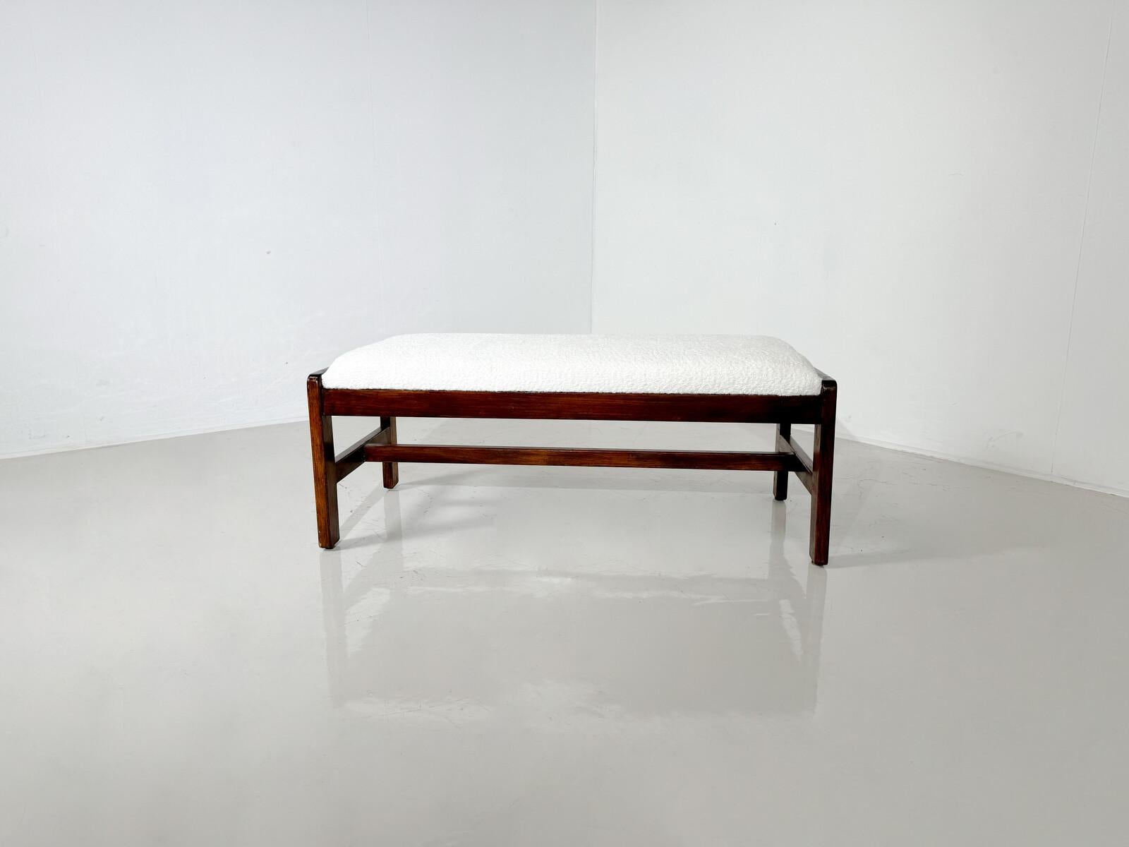 Mid-Century Modern Bench, Wood and White Boucle Fabric, Italy, 1960s In Good Condition For Sale In Brussels, BE
