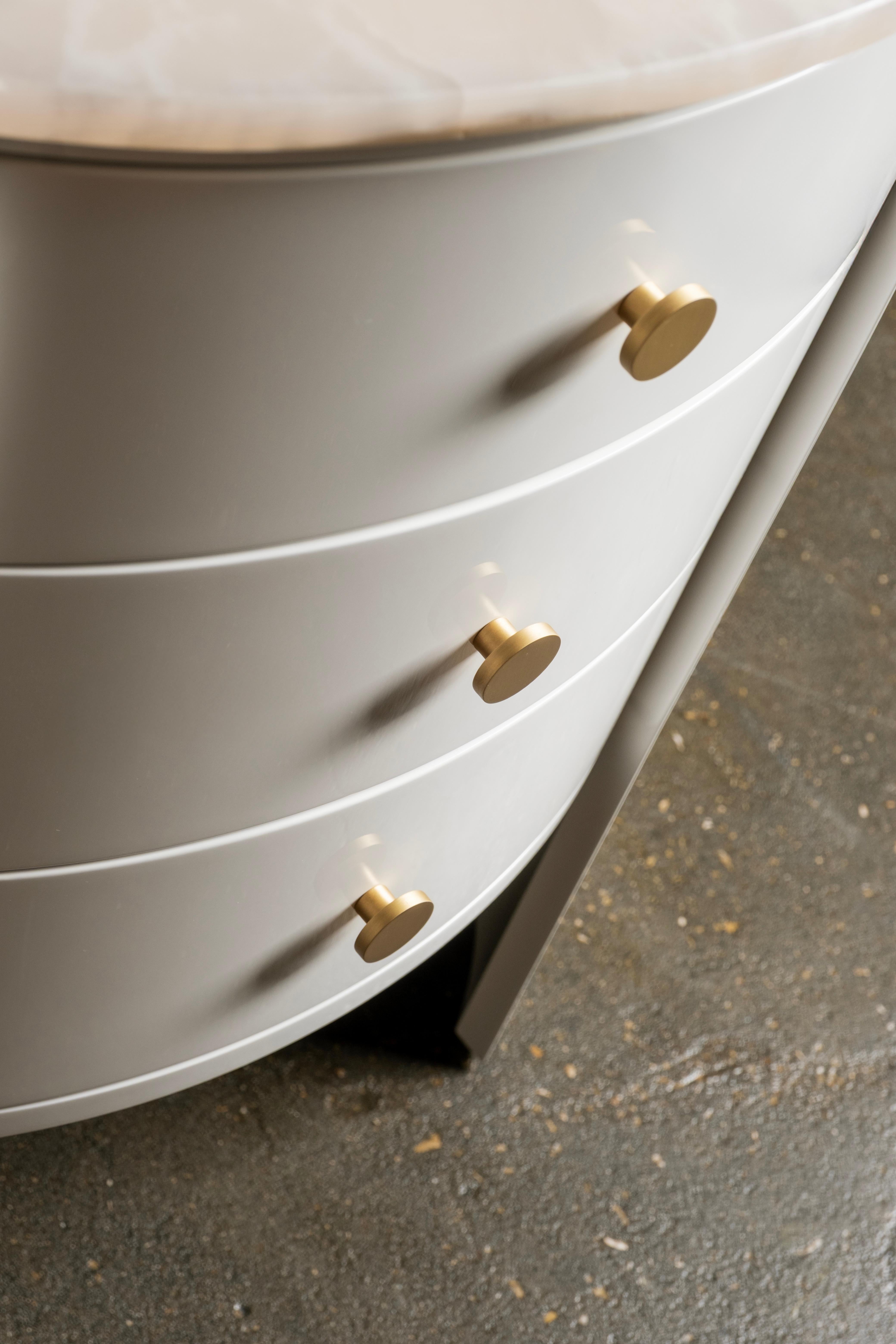 Ensemble Bend 2 tables de nuit Tables de chevet, laiton onyx, Greenapple en vente 4