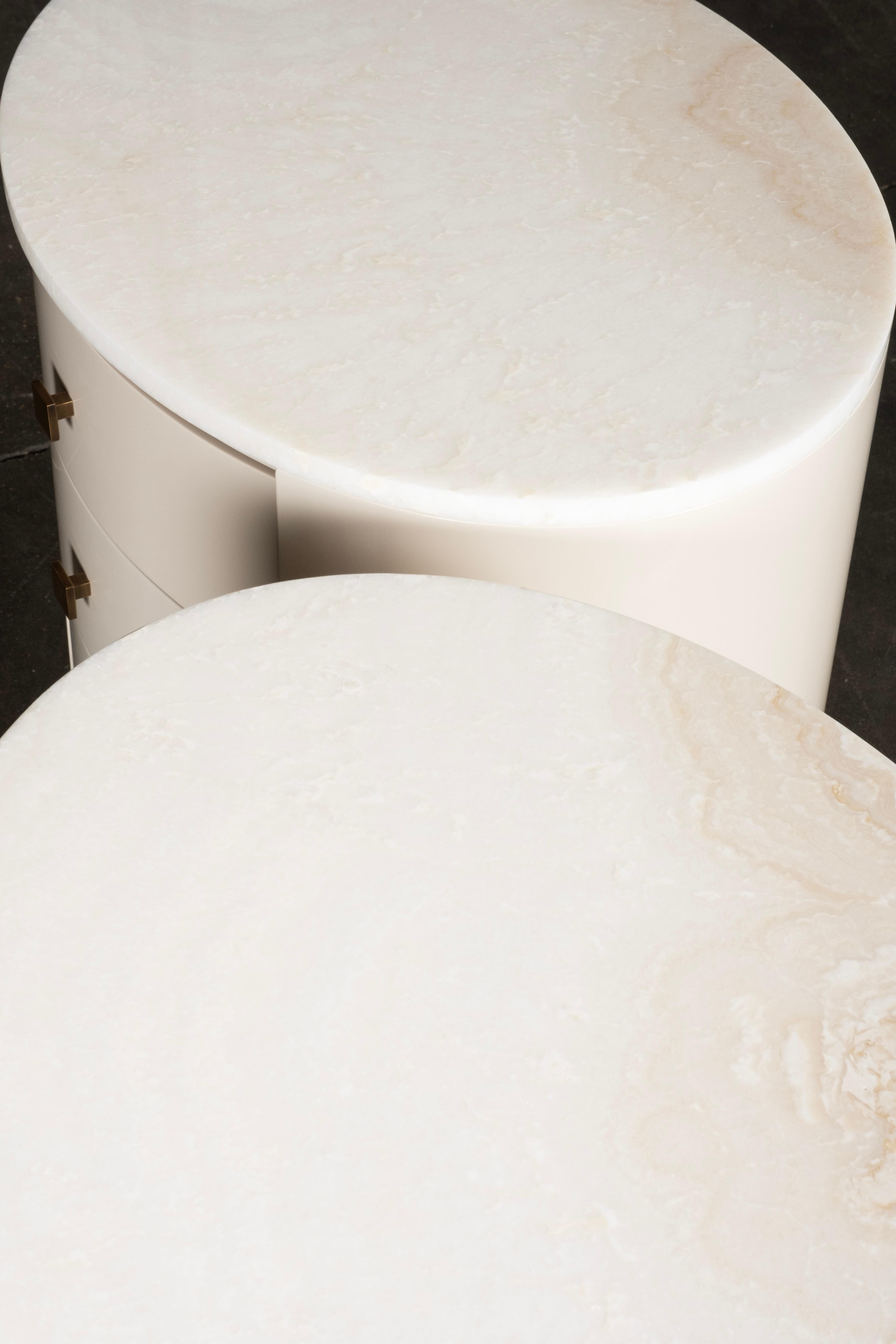 Ensemble Bend 2 tables de nuit Tables de chevet, laiton onyx, Greenapple en vente 5