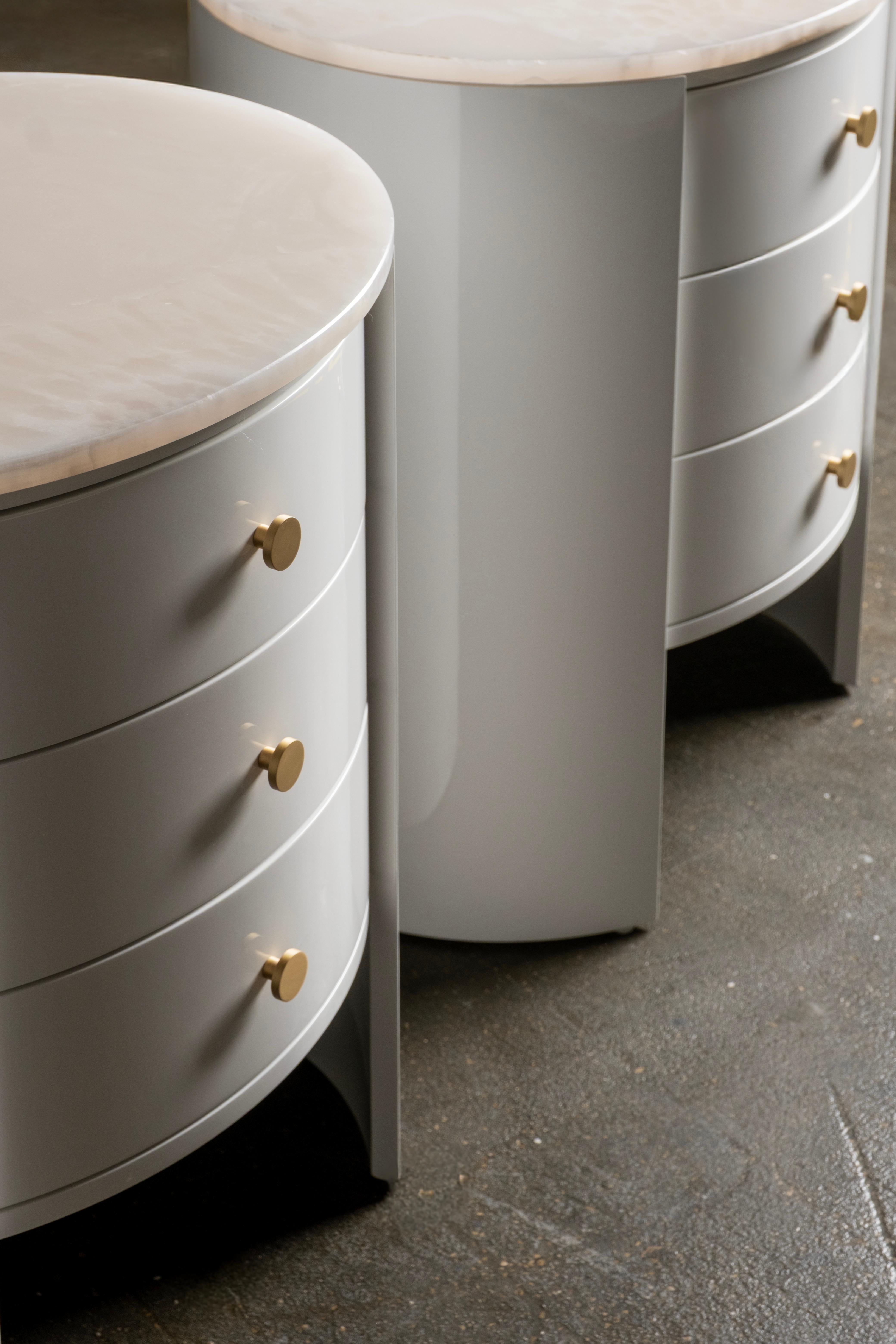 Ensemble Bend 2 tables de nuit Tables de chevet, laiton onyx, Greenapple en vente 6