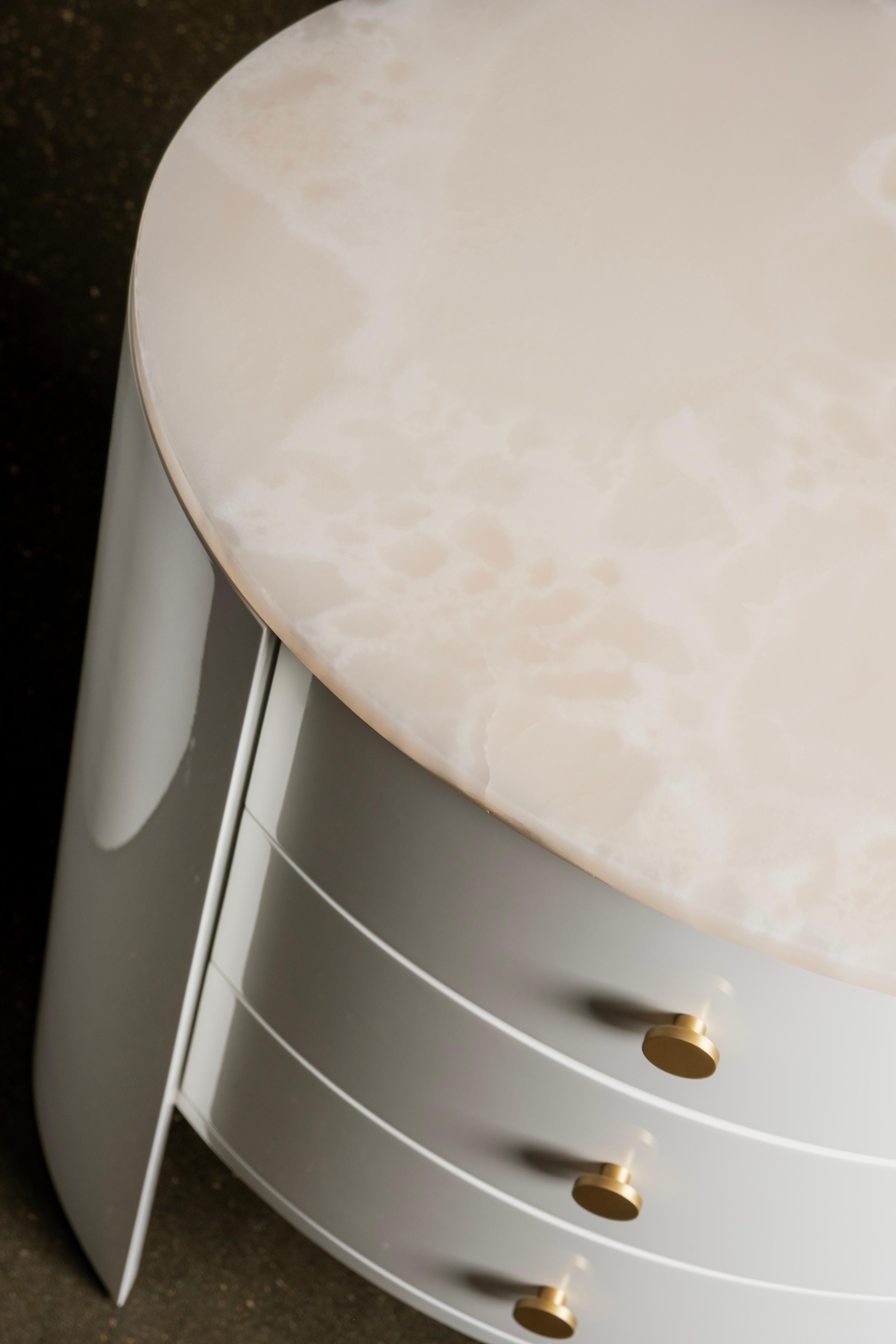 Ensemble Bend 2 tables de nuit Tables de chevet, laiton onyx, Greenapple en vente 7