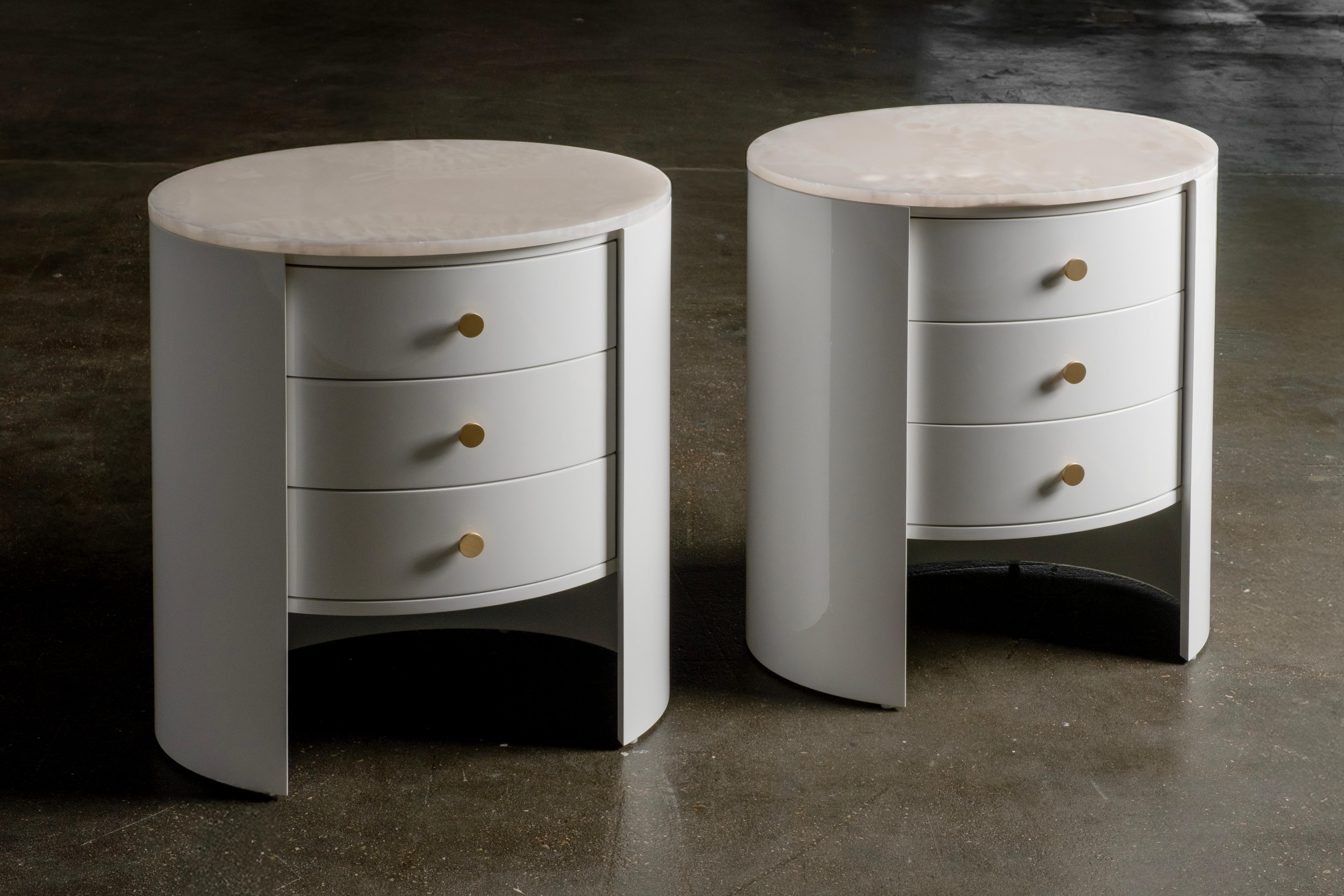 Mid-Century Modern Bend Set of 2 Nightstands, Modern Collection, Handcrafted in Portugal - Europe by Greenapple.

La table de chevet Bend apporte un équilibre harmonieux entre élégance et fonctionnalité aux intérieurs contemporains. Sa silhouette