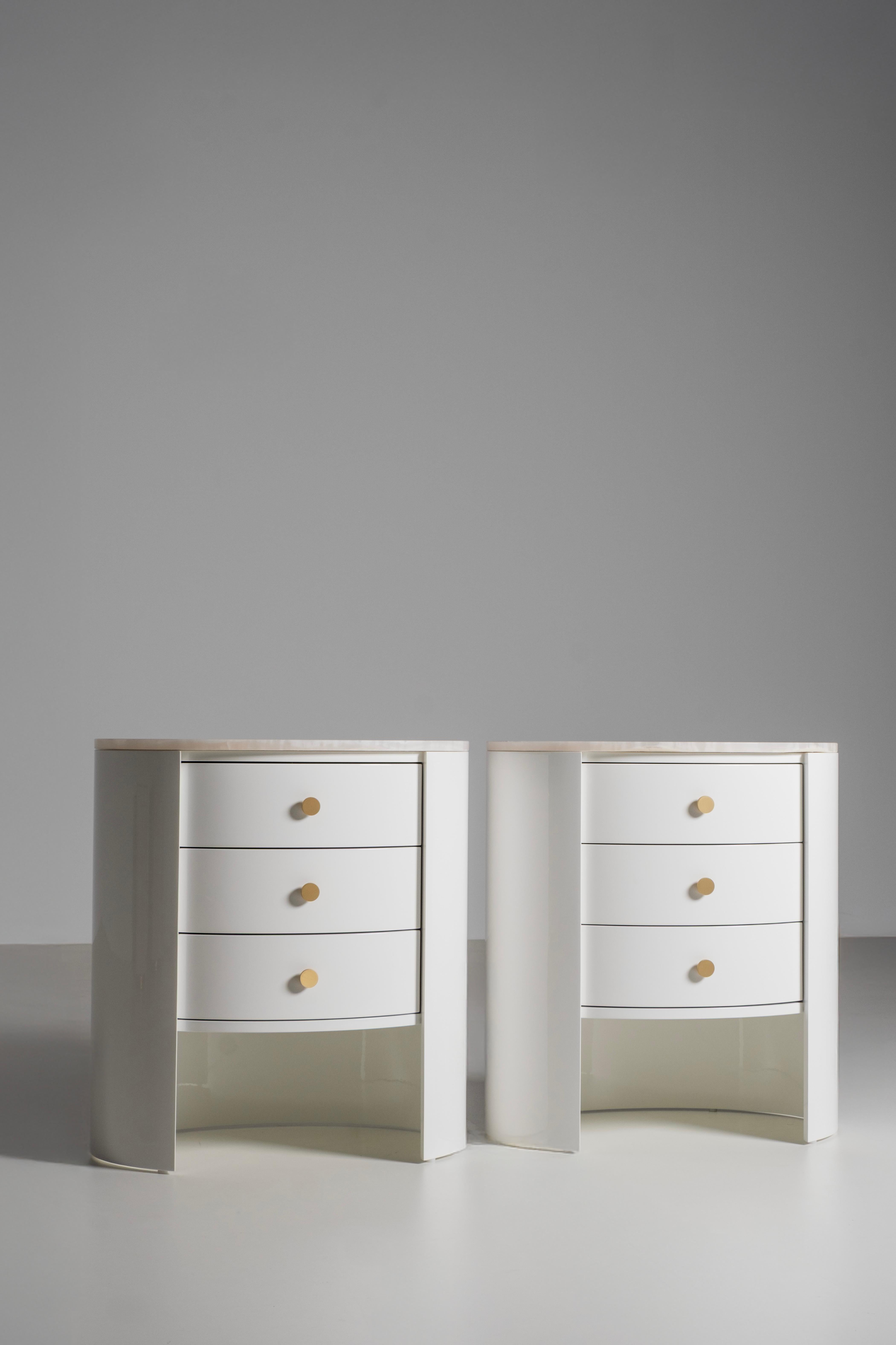 Portugais Ensemble Bend 2 tables de nuit Tables de chevet, laiton onyx, Greenapple en vente
