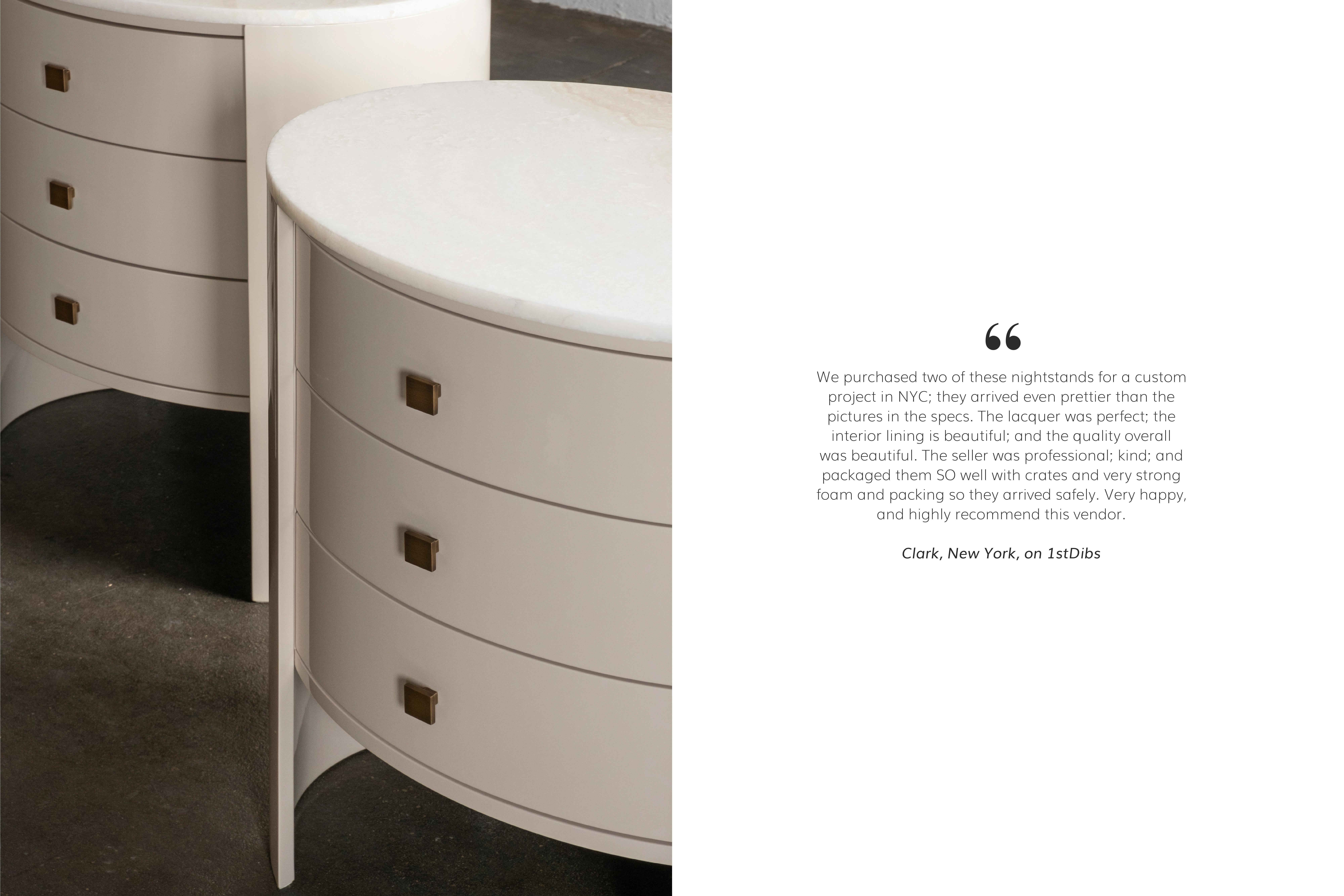 Brossé Ensemble Bend 2 tables de nuit Tables de chevet, laiton onyx, Greenapple en vente