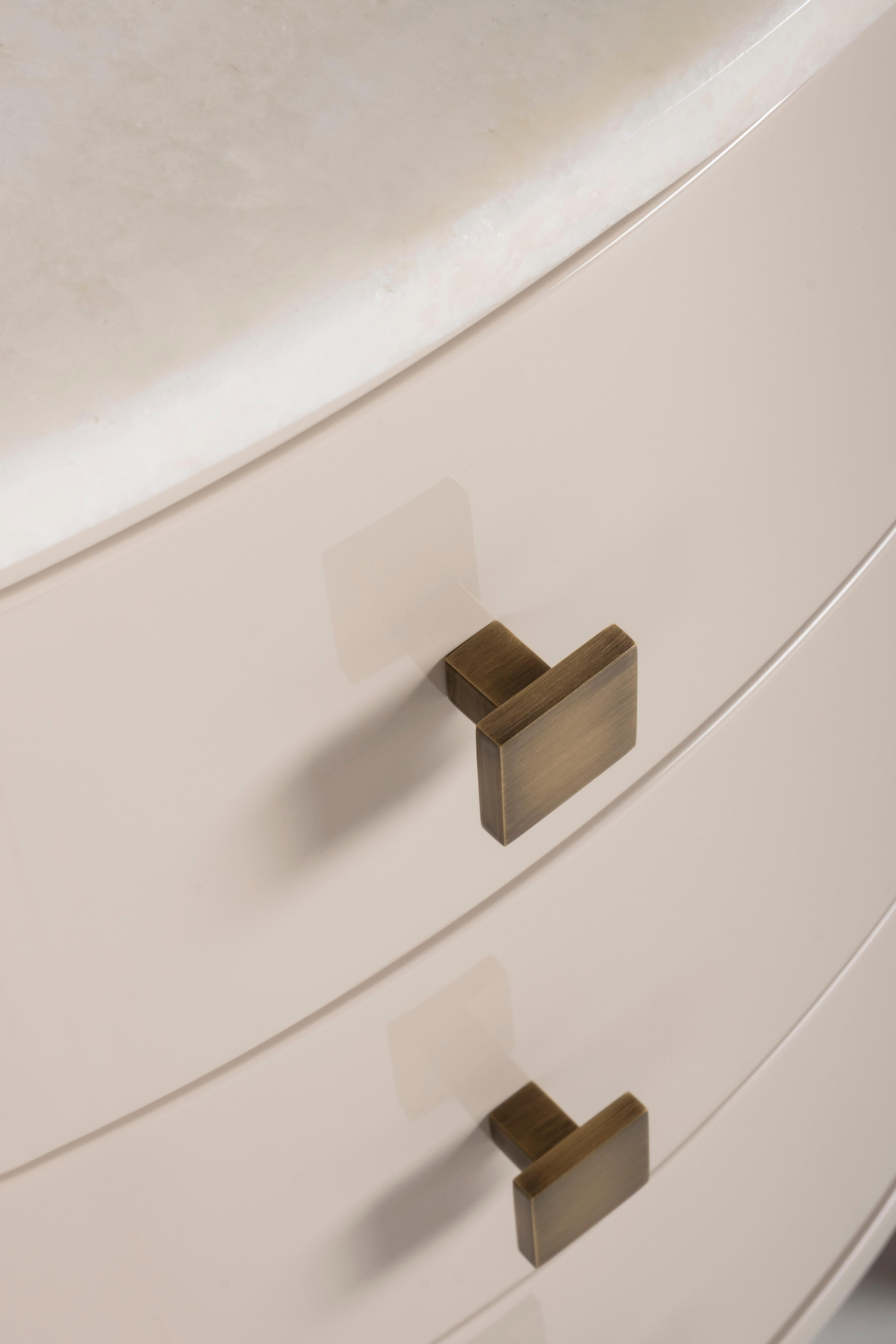 Ensemble Bend 2 tables de nuit Tables de chevet, laiton onyx, Greenapple en vente 1