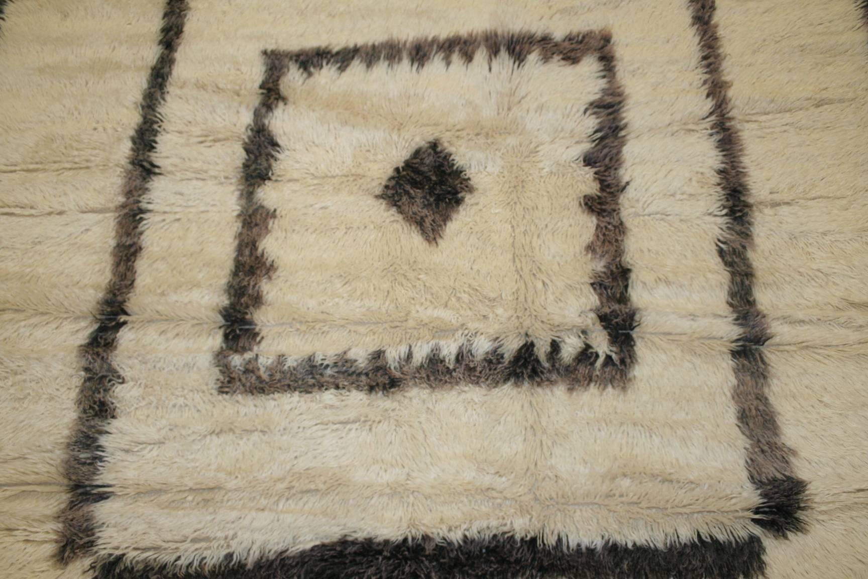Mid-Century Modern Beni Ouarain Berber Rug In Excellent Condition For Sale In Milan, IT