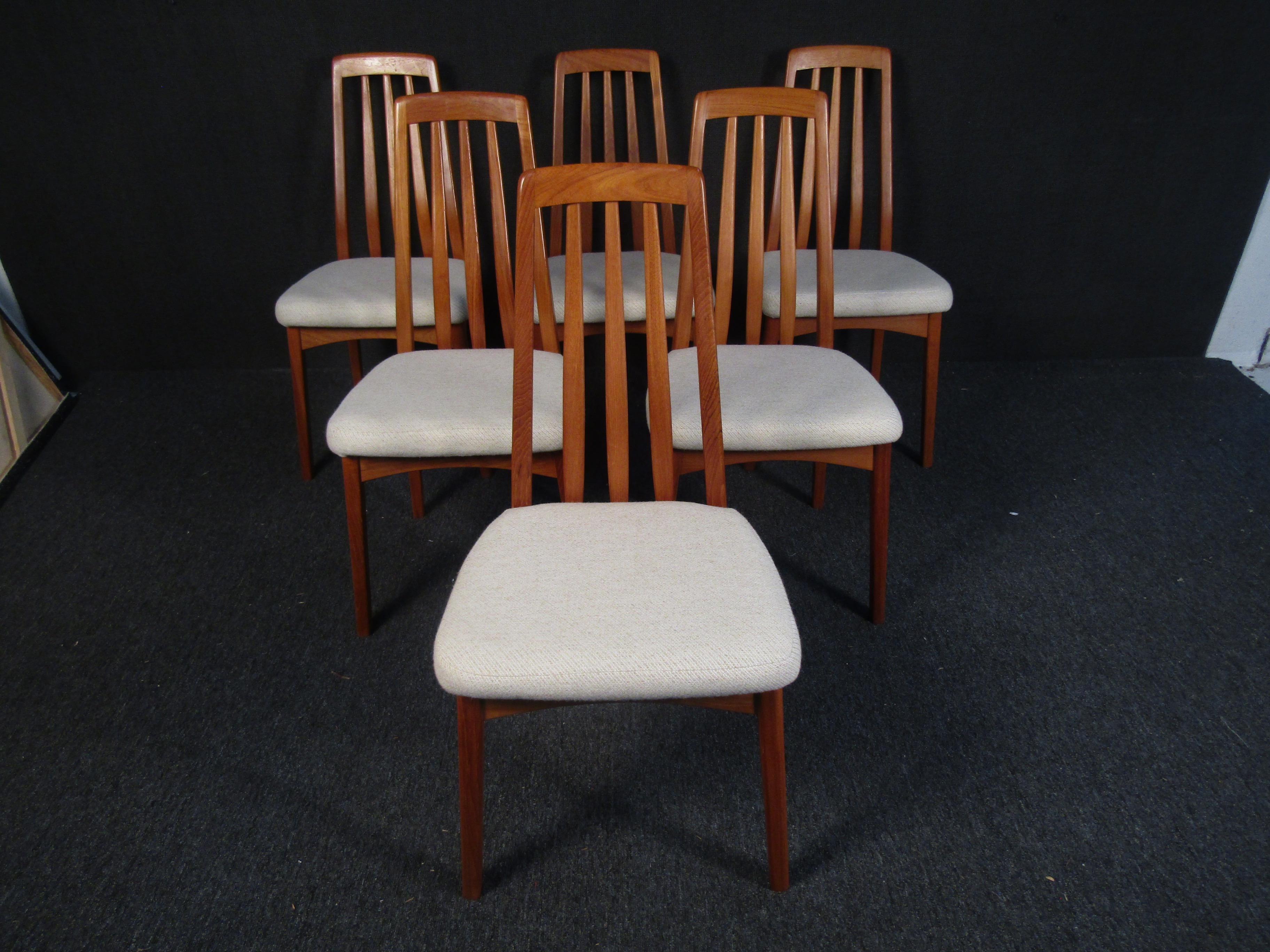 A beautiful vintage modern danish teak dining table with a set of Benny Linden chairs. Teak table seats six comfortably with trestle-style legs and expandable leaves to easily seat 10 people. The set of Benny Linden chairs provide ample lumbar