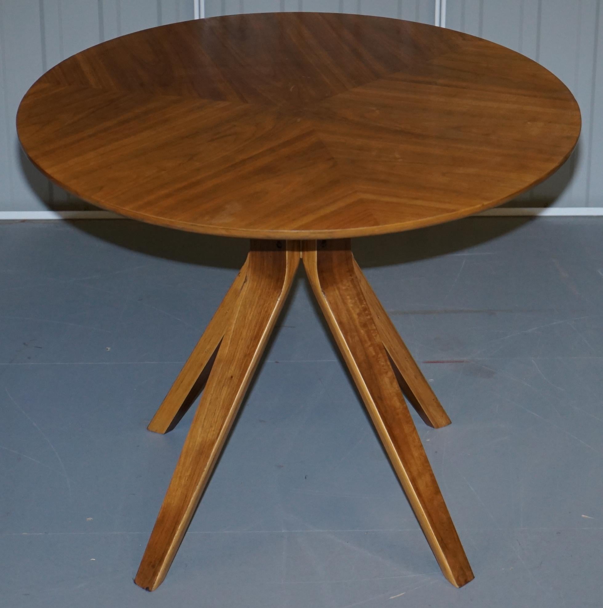 We are delighted to offer for sale this stunning Mid-Century Modern bent plywood dining table and chair set

A very good looking and well made set, I’ve seen similar Fritz Hansen pieces but never with this cool base

We have cleaned waxed and