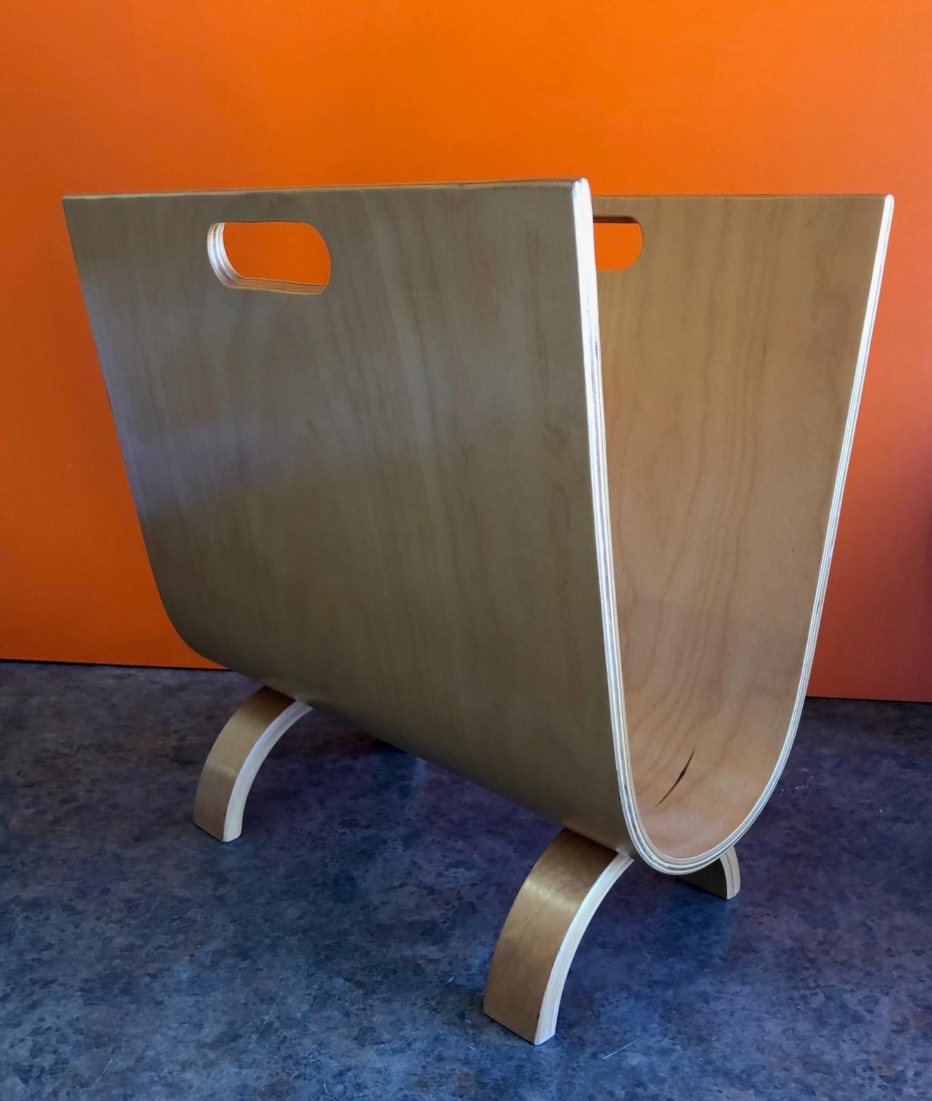 Mid-Century Modern bent plywood magazine holder with handles, after Alvar Aalto, circa 1970s. This very practical magazine holder is in very good original condition, there are several nicks and scratches on the piece (please see pictures).