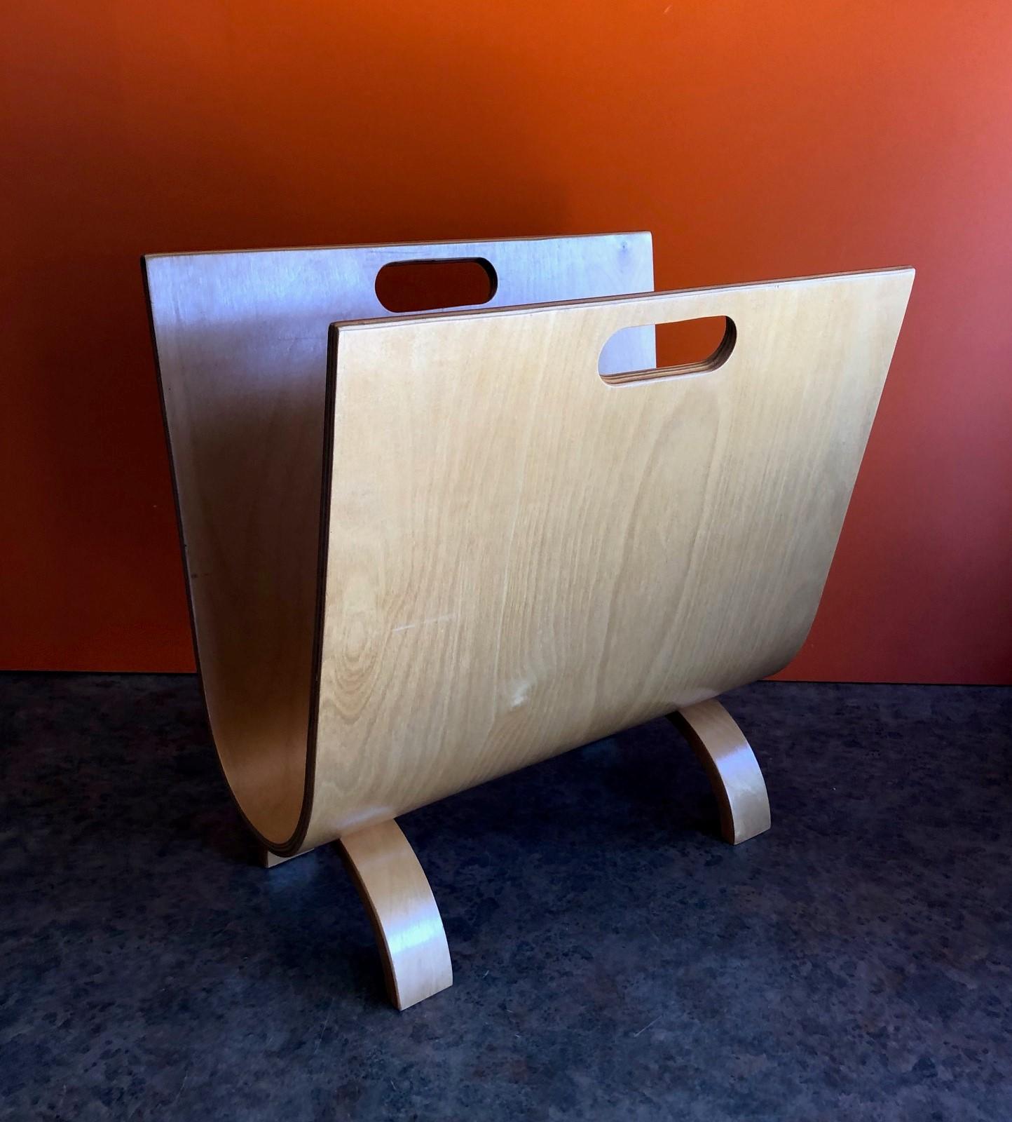 Mid-Century Modern Bent Plywood Magazine Holder with Handles after Alvar Aalto In Good Condition In San Diego, CA