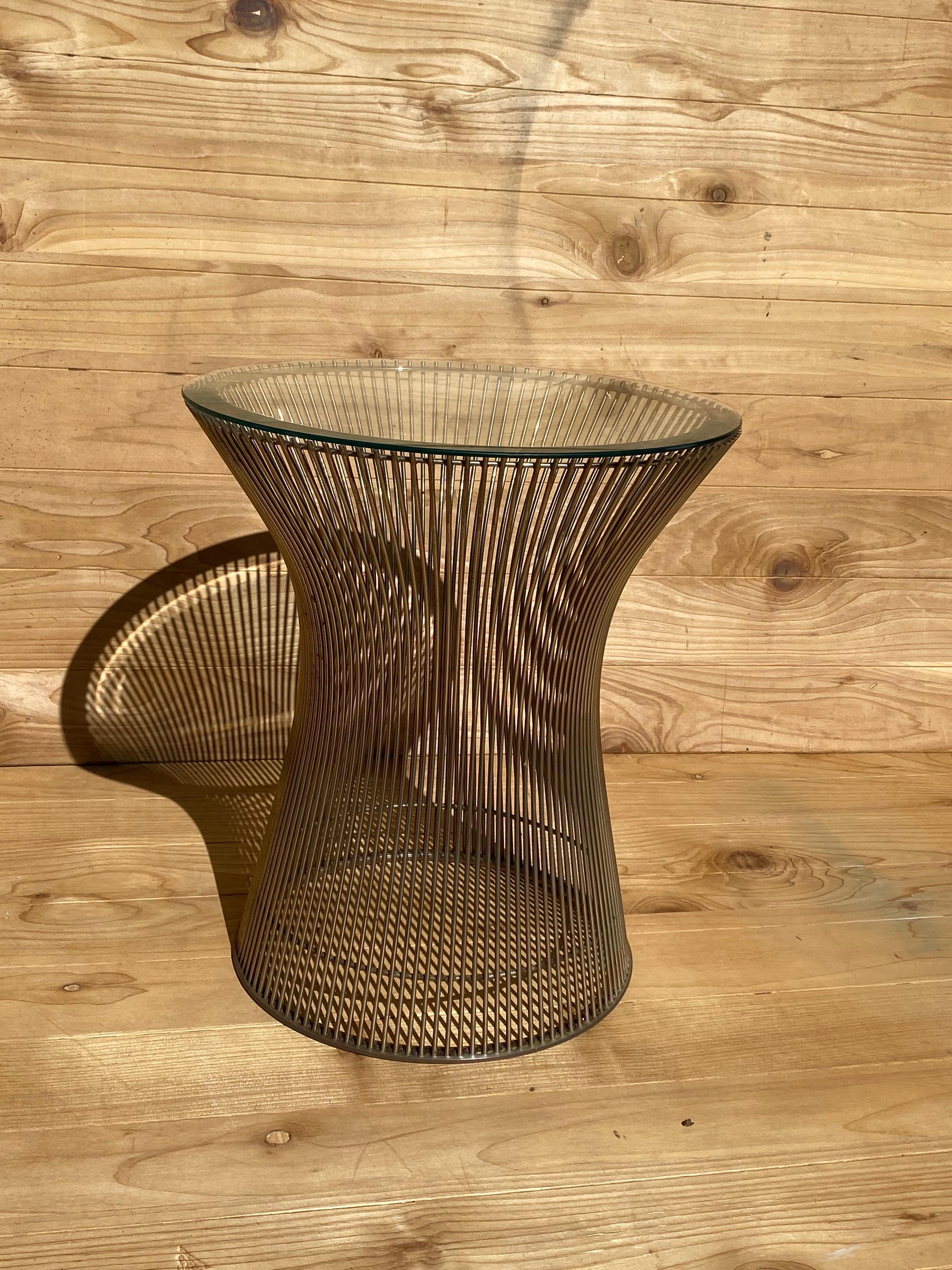Mid Century Modern Bent Wire Nickel Side Table by Warren Platner for Knoll

The Mid Century Modern Bent Wire Nickel Side Table, designed by Warren Platner for Knoll, is a true icon of mid-century design. This table boasts a unique and artistic