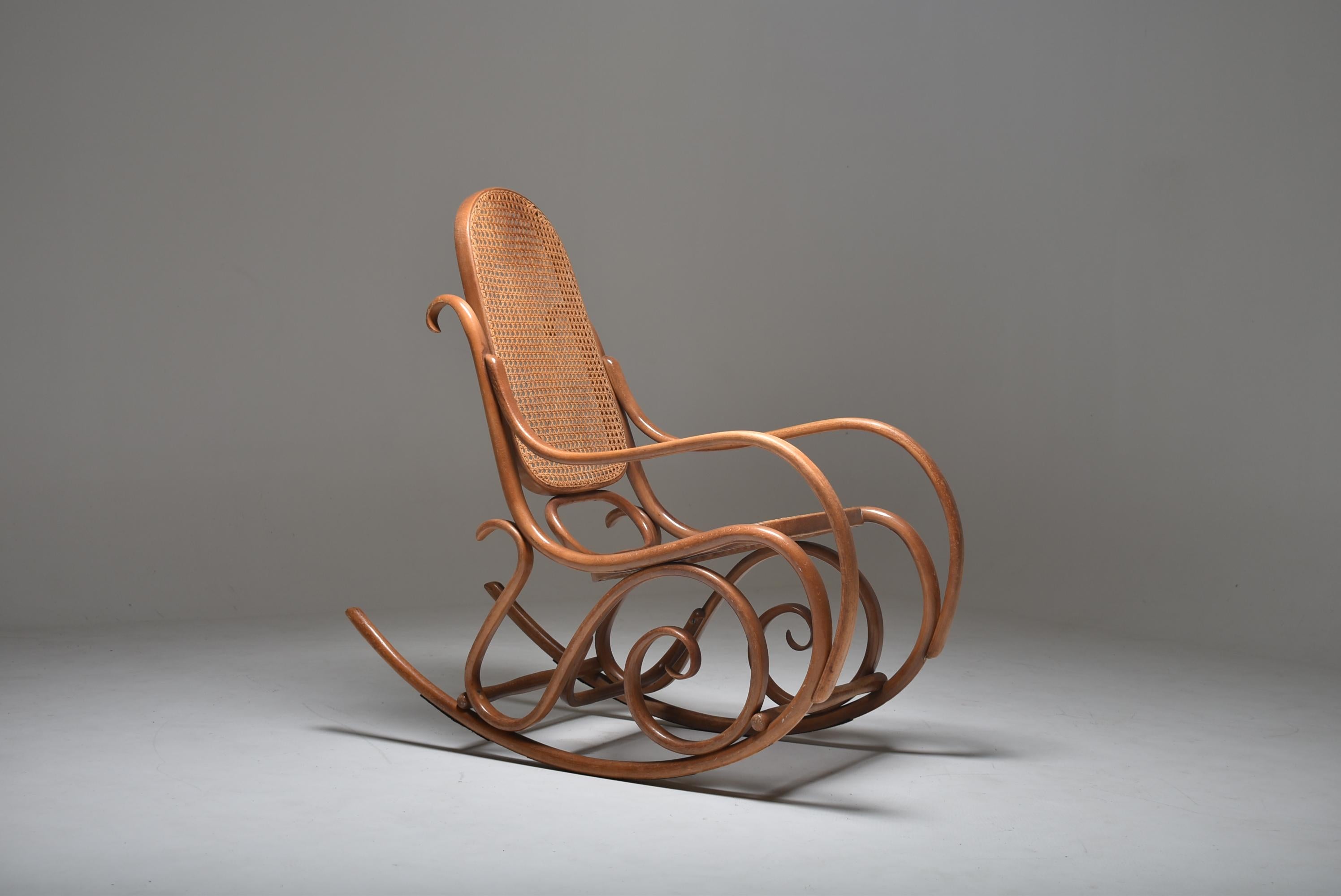 Mid-Century Modern Bentwood and Cane Rocking Chair Thonet N° 10, France, 1950 4