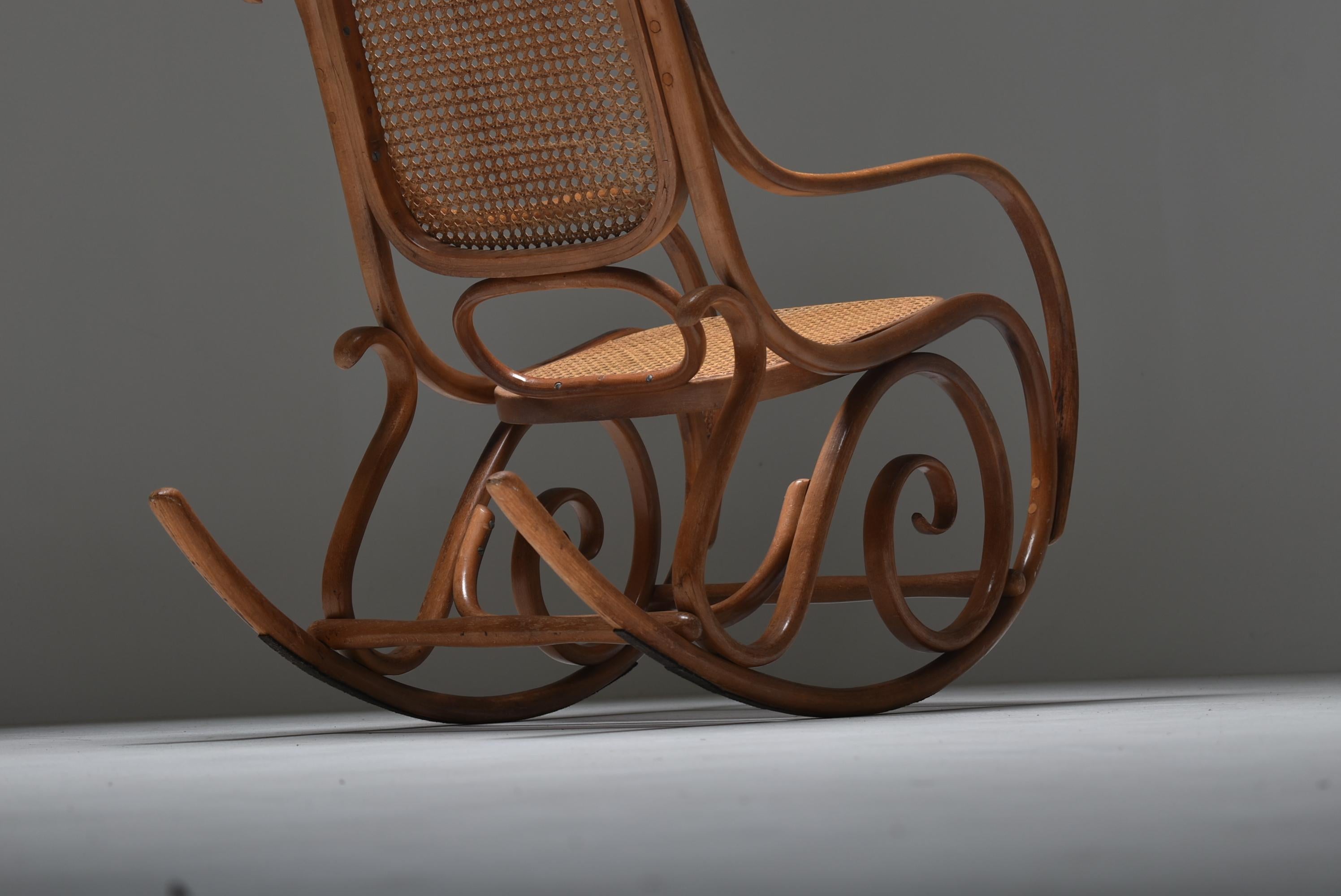 Mid-Century Modern Bentwood and Cane Rocking Chair Thonet N° 10, France, 1950 5