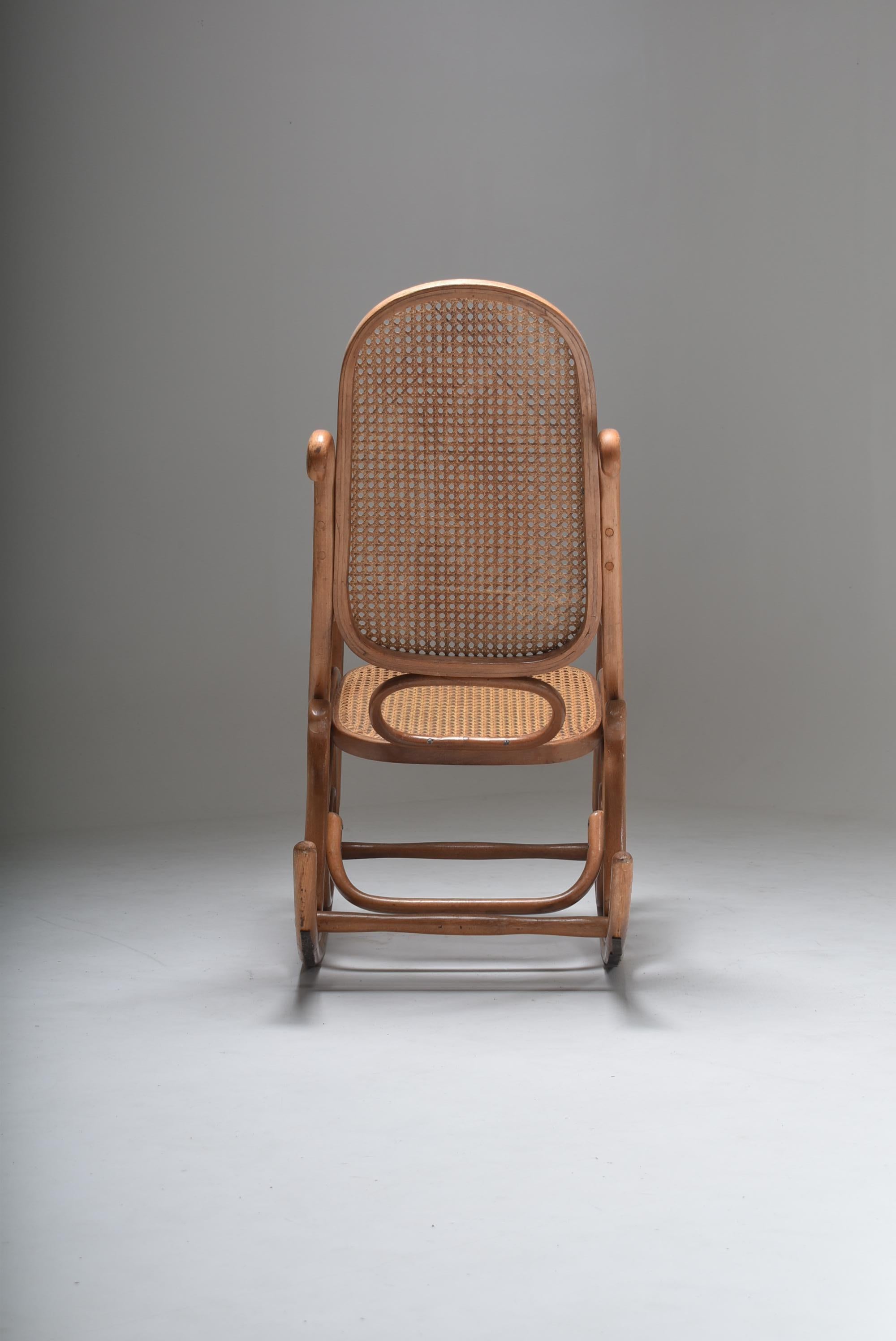 French Mid-Century Modern Bentwood and Cane Rocking Chair Thonet N° 10, France, 1950