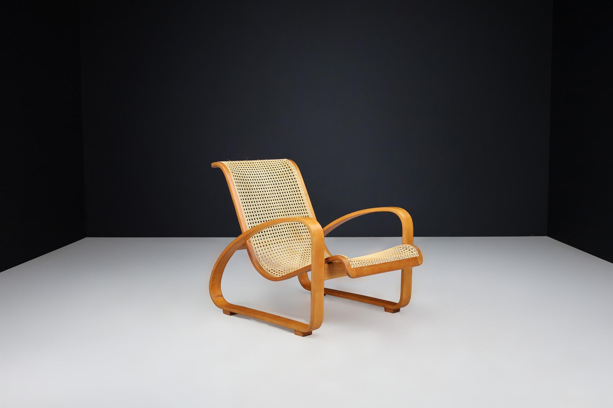 Sedia da salotto in legno di bengala e vimini della modernità di metà secolo, Italia, anni '60


Questa splendida poltrona da salotto italiana della metà del secolo scorso, risalente agli anni '60, combina magnificamente la leggerezza del vimini con