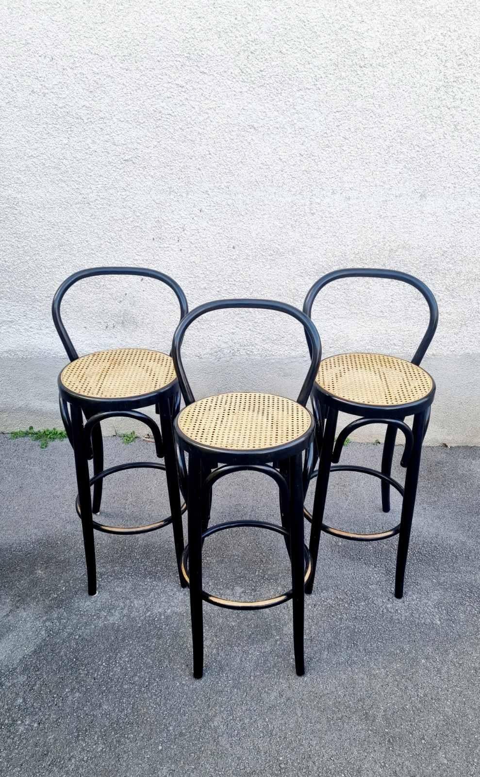 Schöner Satz von drei Barhockern aus Bugholz im Thonet-Stil.
Sie wurden in den 80er Jahren in Italien hergestellt.