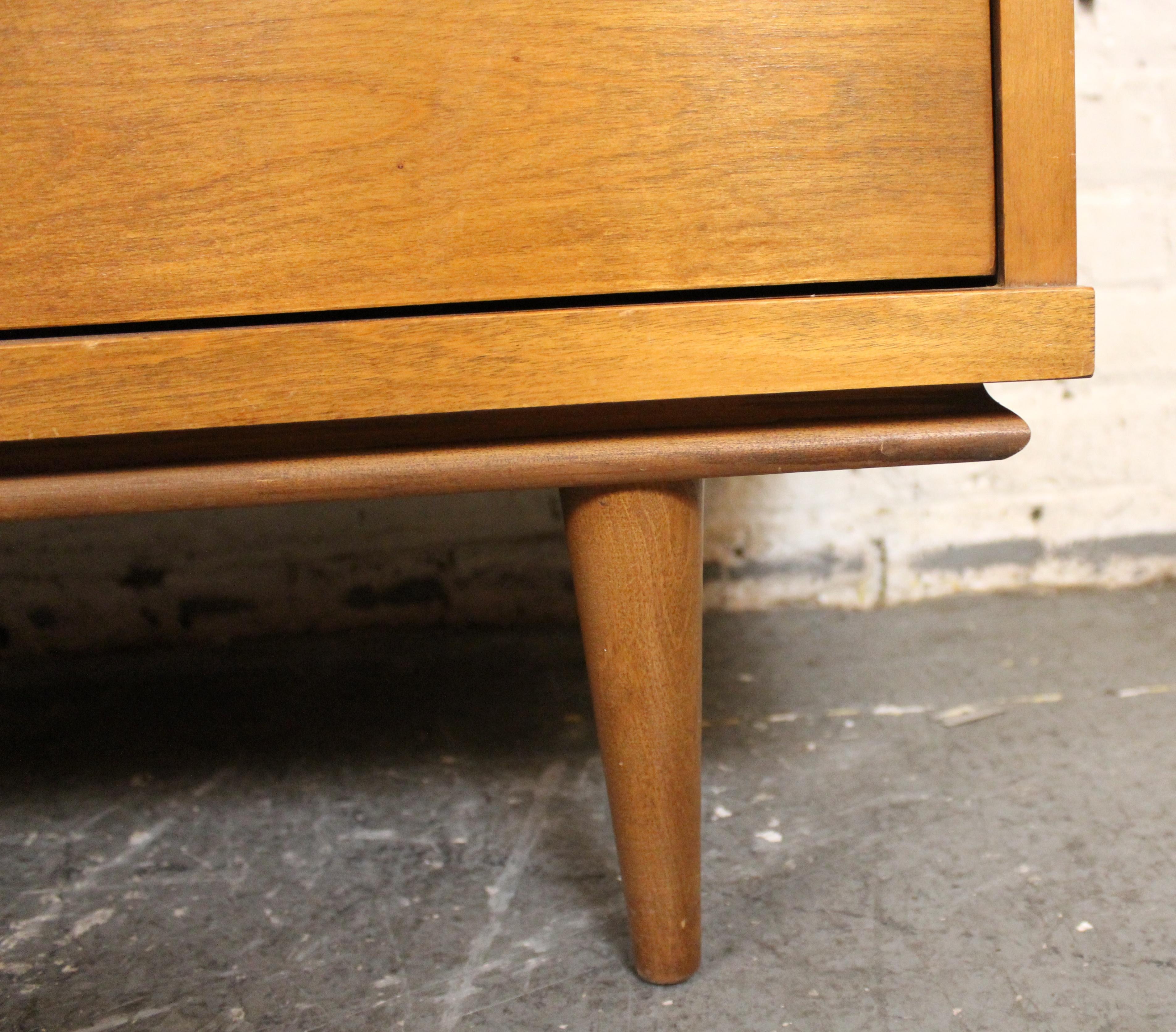 Cómoda de madera curvada moderna de mediados de siglo de Johnson Carper en venta 3