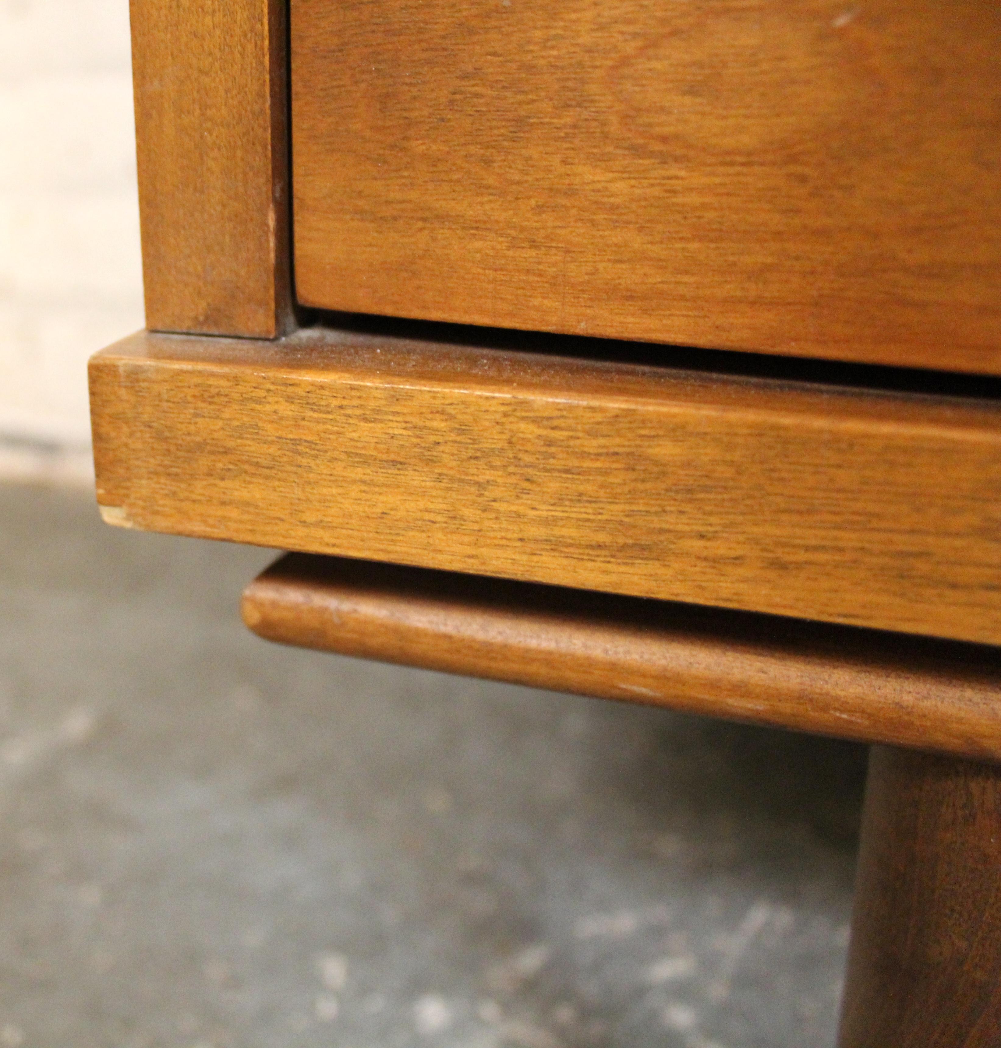 Cómoda de madera curvada moderna de mediados de siglo de Johnson Carper en venta 4