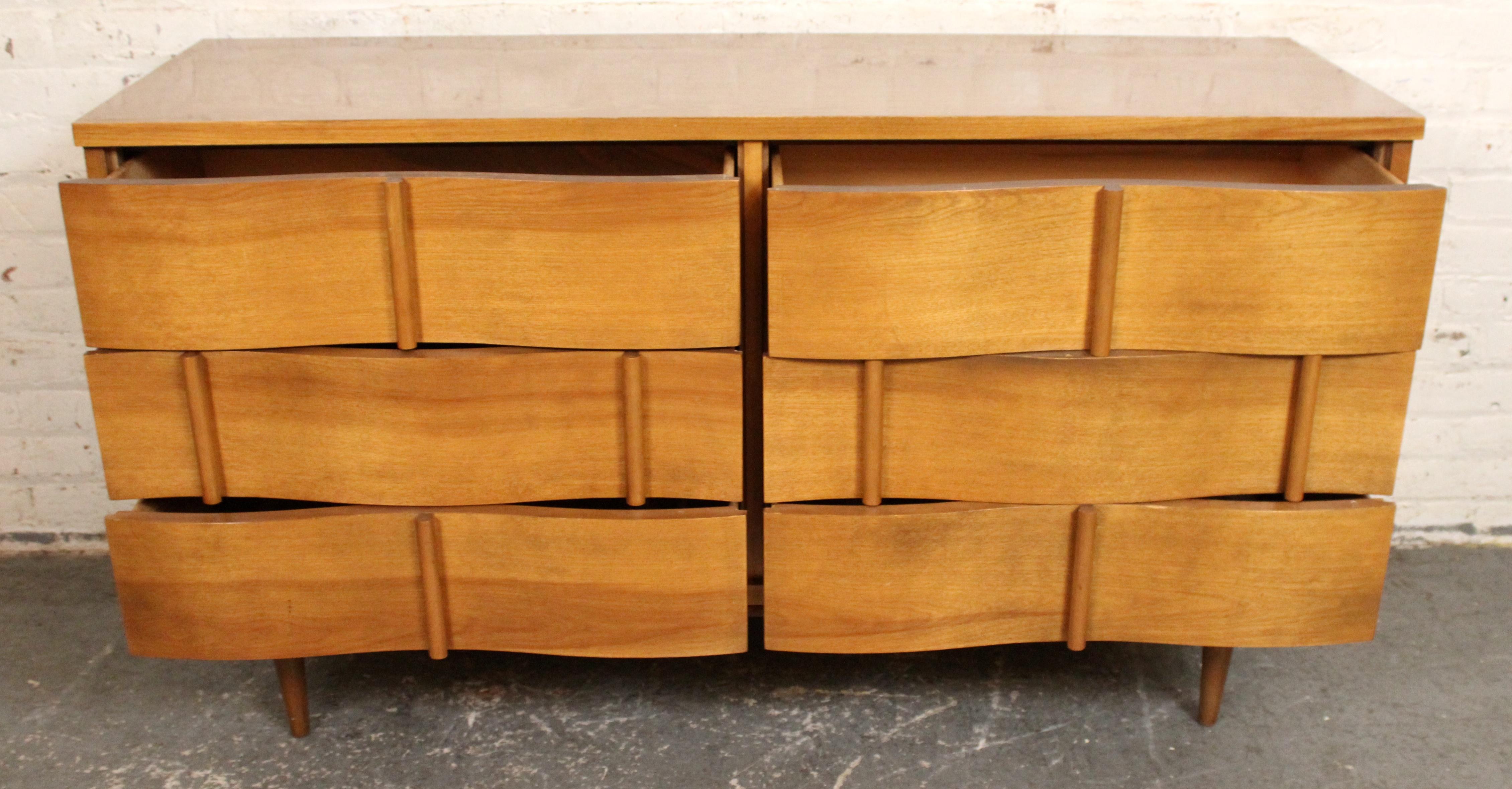 Cómoda de madera curvada moderna de mediados de siglo de Johnson Carper en venta 5