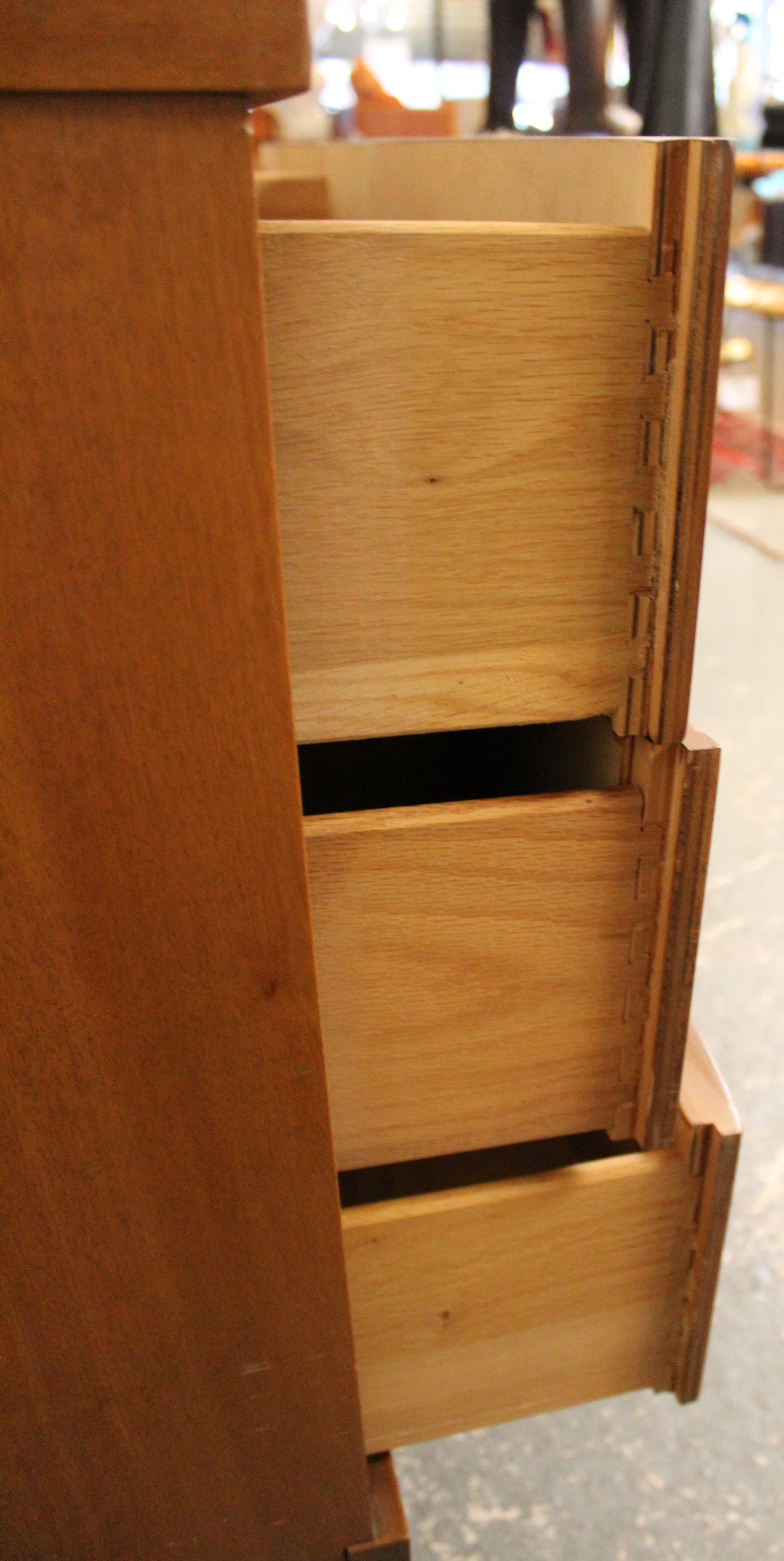 Cómoda de madera curvada moderna de mediados de siglo de Johnson Carper en venta 6