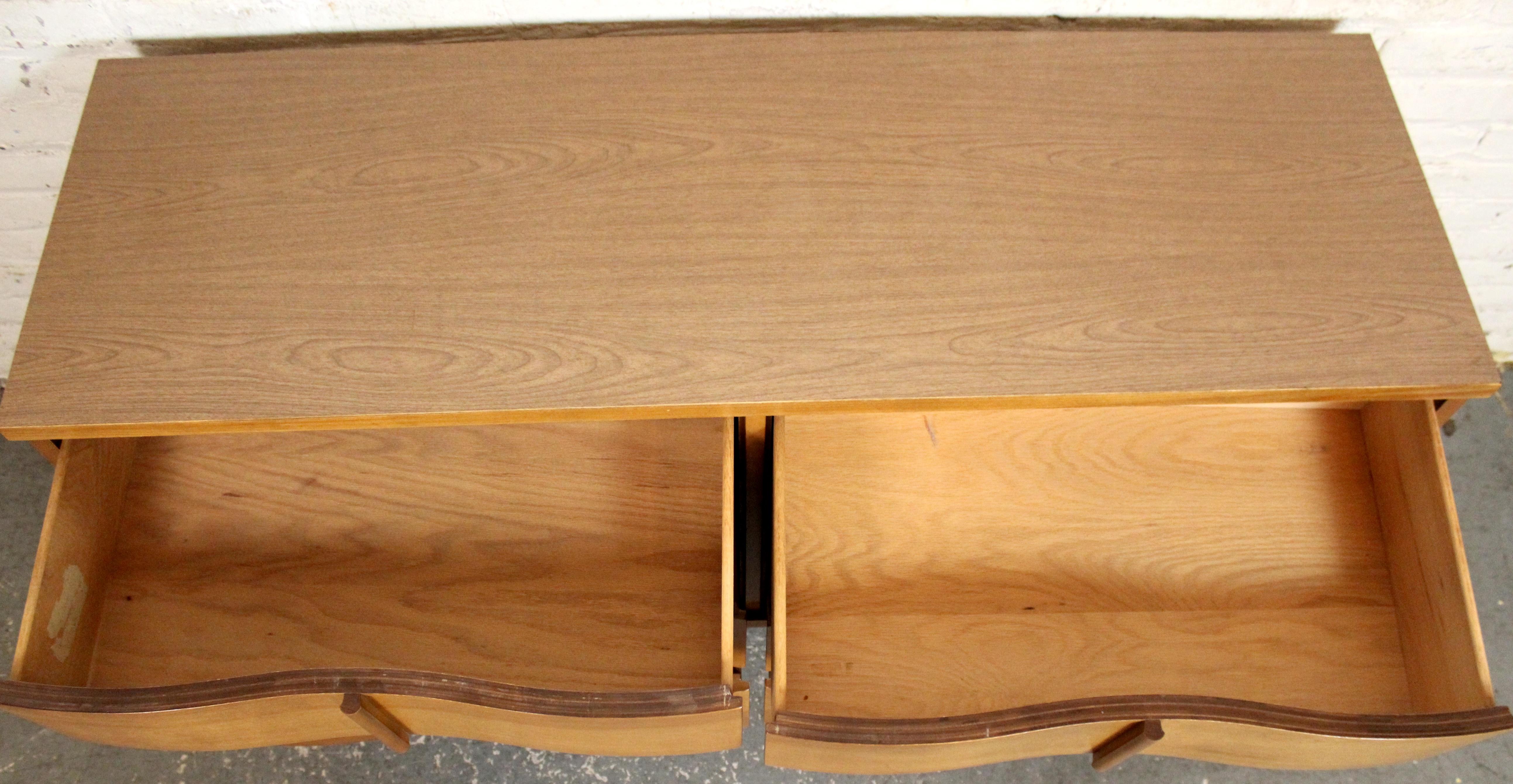 Cómoda de madera curvada moderna de mediados de siglo de Johnson Carper en venta 8