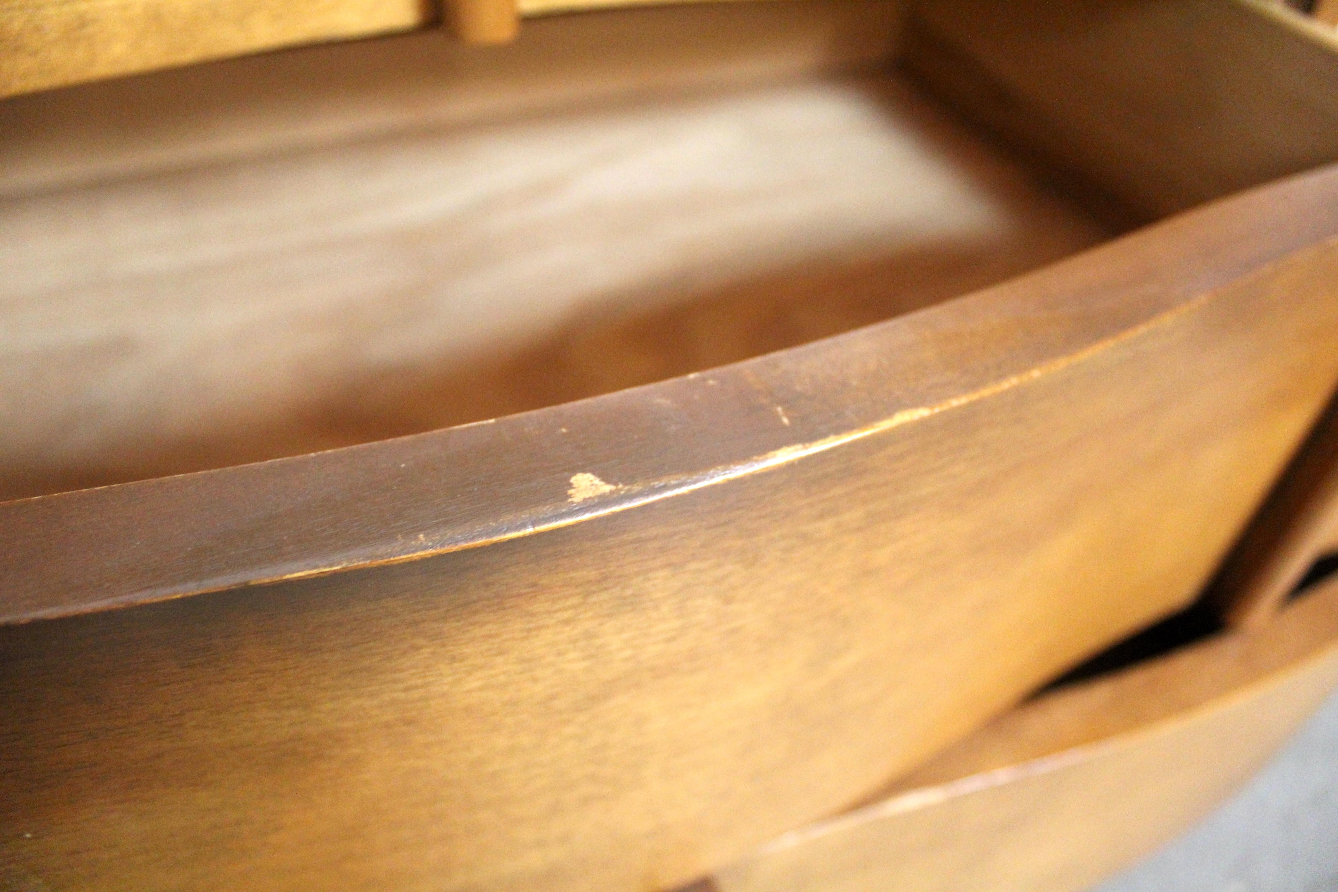 Cómoda de madera curvada moderna de mediados de siglo de Johnson Carper en venta 9