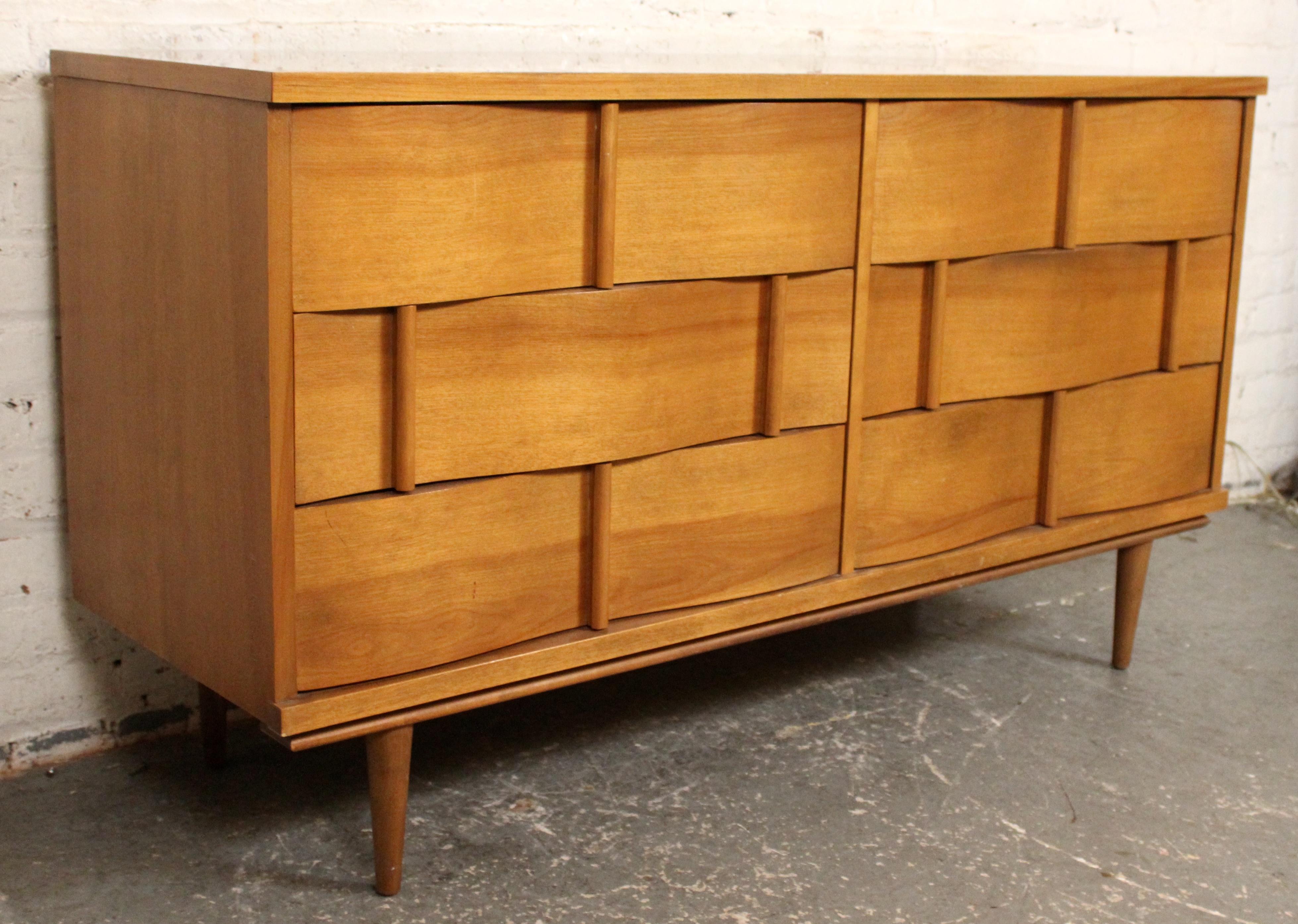 Cómoda de madera curvada moderna de mediados de siglo de Johnson Carper Moderno de mediados de siglo en venta