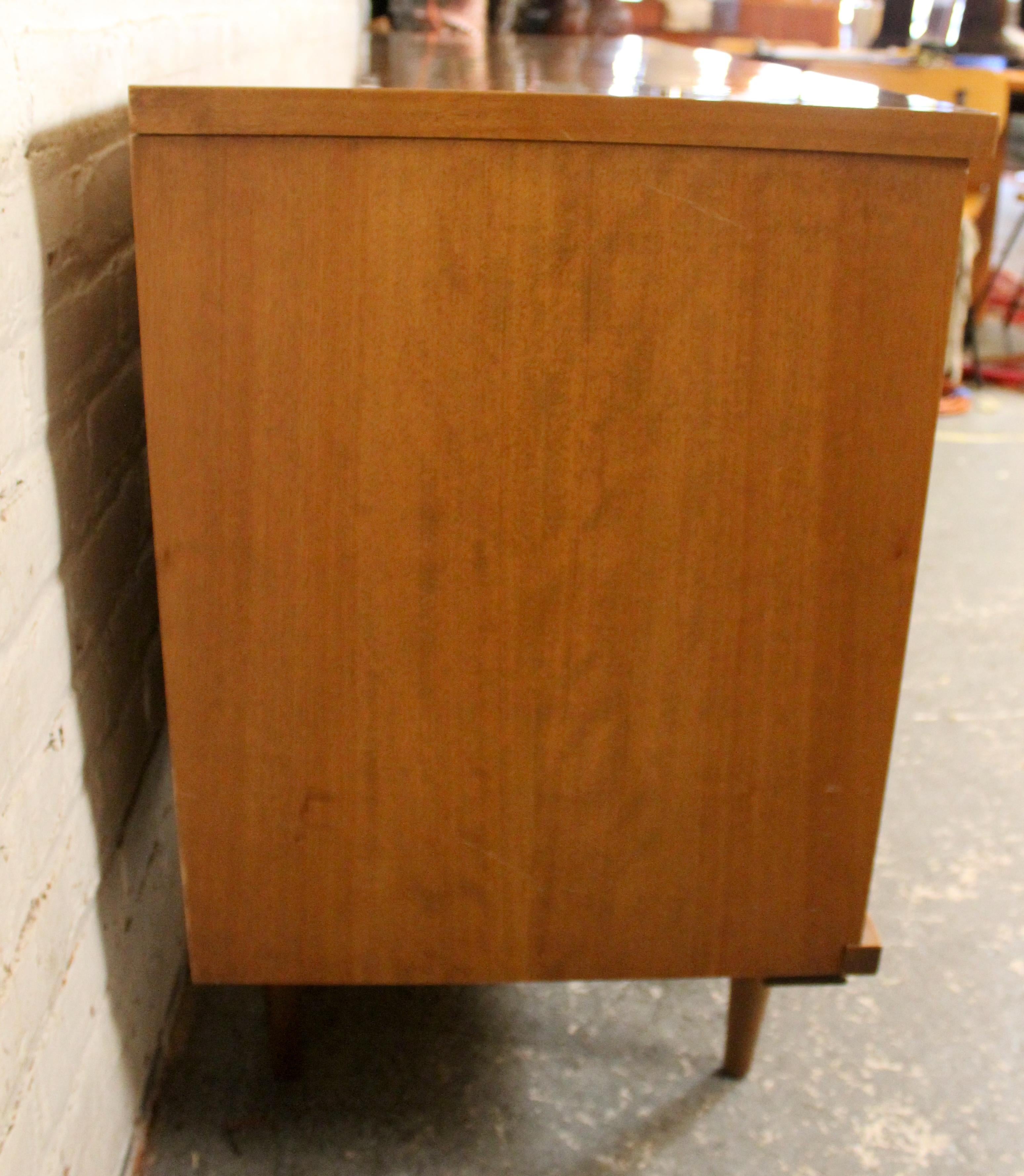 Cómoda de madera curvada moderna de mediados de siglo de Johnson Carper Estadounidense en venta