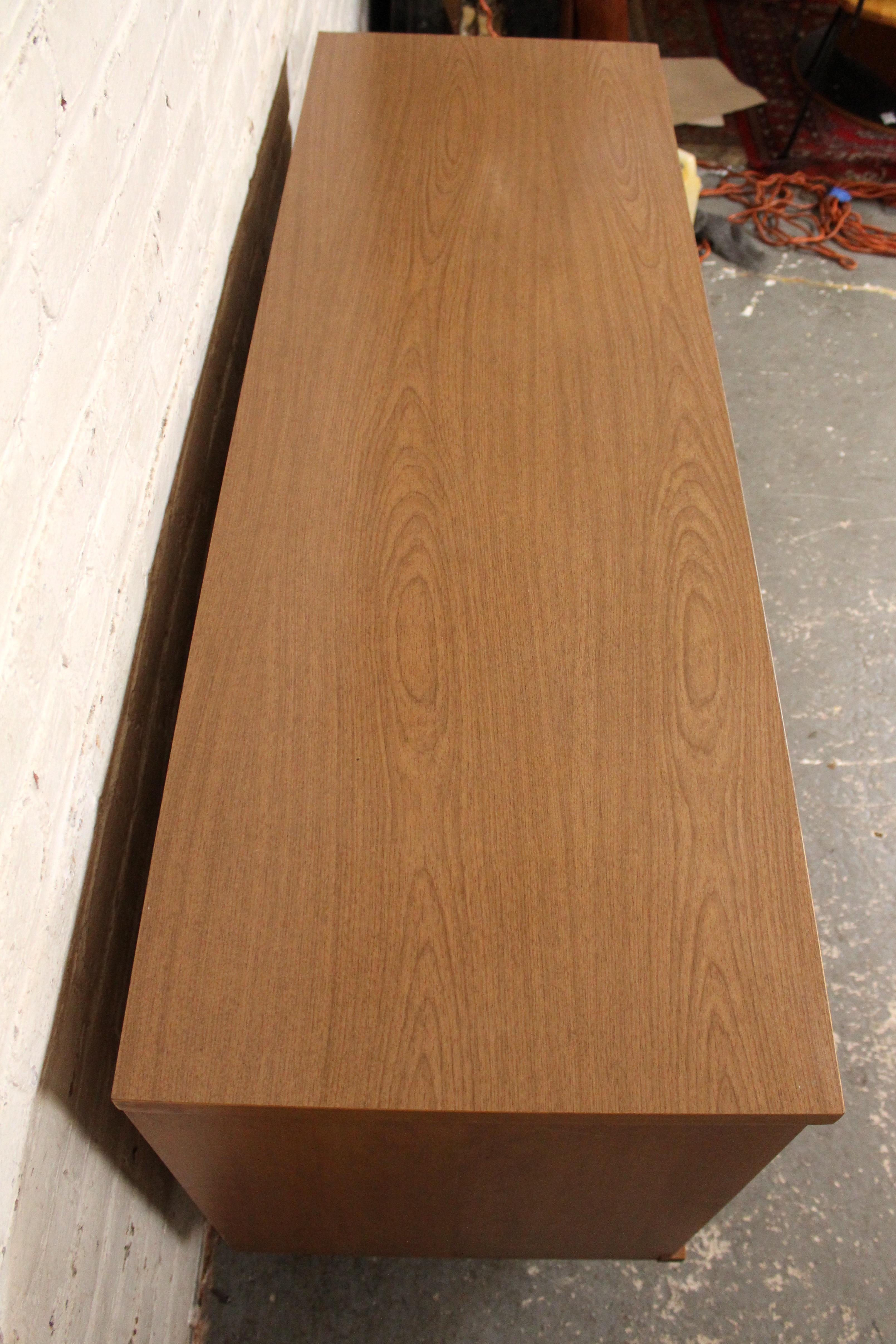 Cómoda de madera curvada moderna de mediados de siglo de Johnson Carper en Bueno estado para la venta en Brooklyn, NY