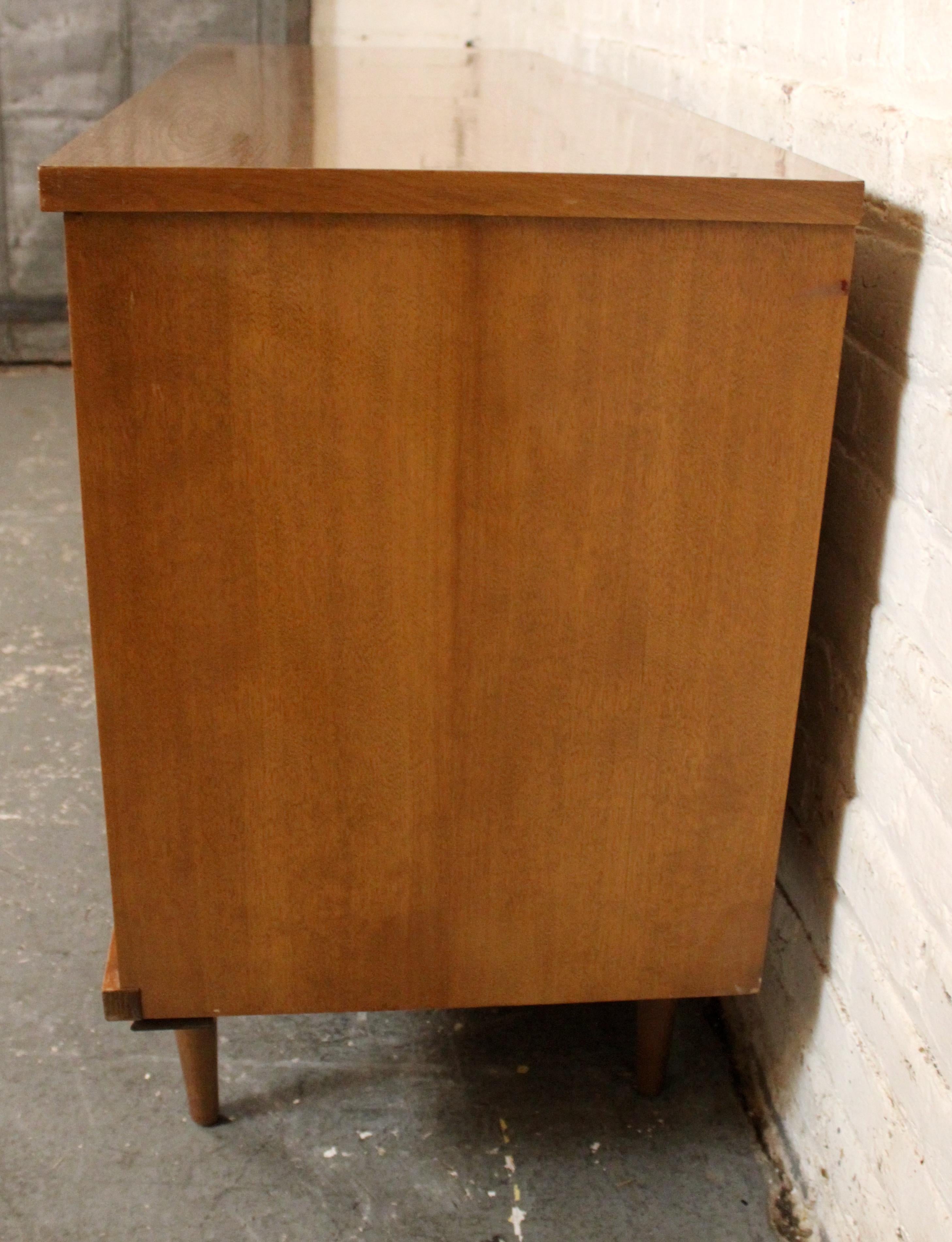 Cómoda de madera curvada moderna de mediados de siglo de Johnson Carper siglo XX en venta